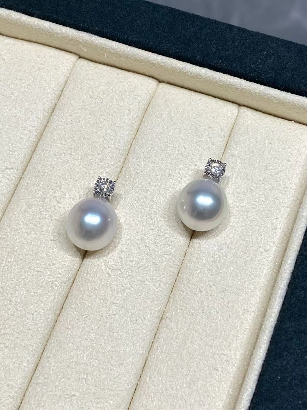 18K White Gold&Diamond South Sea White Cultrued Pearl Earrings