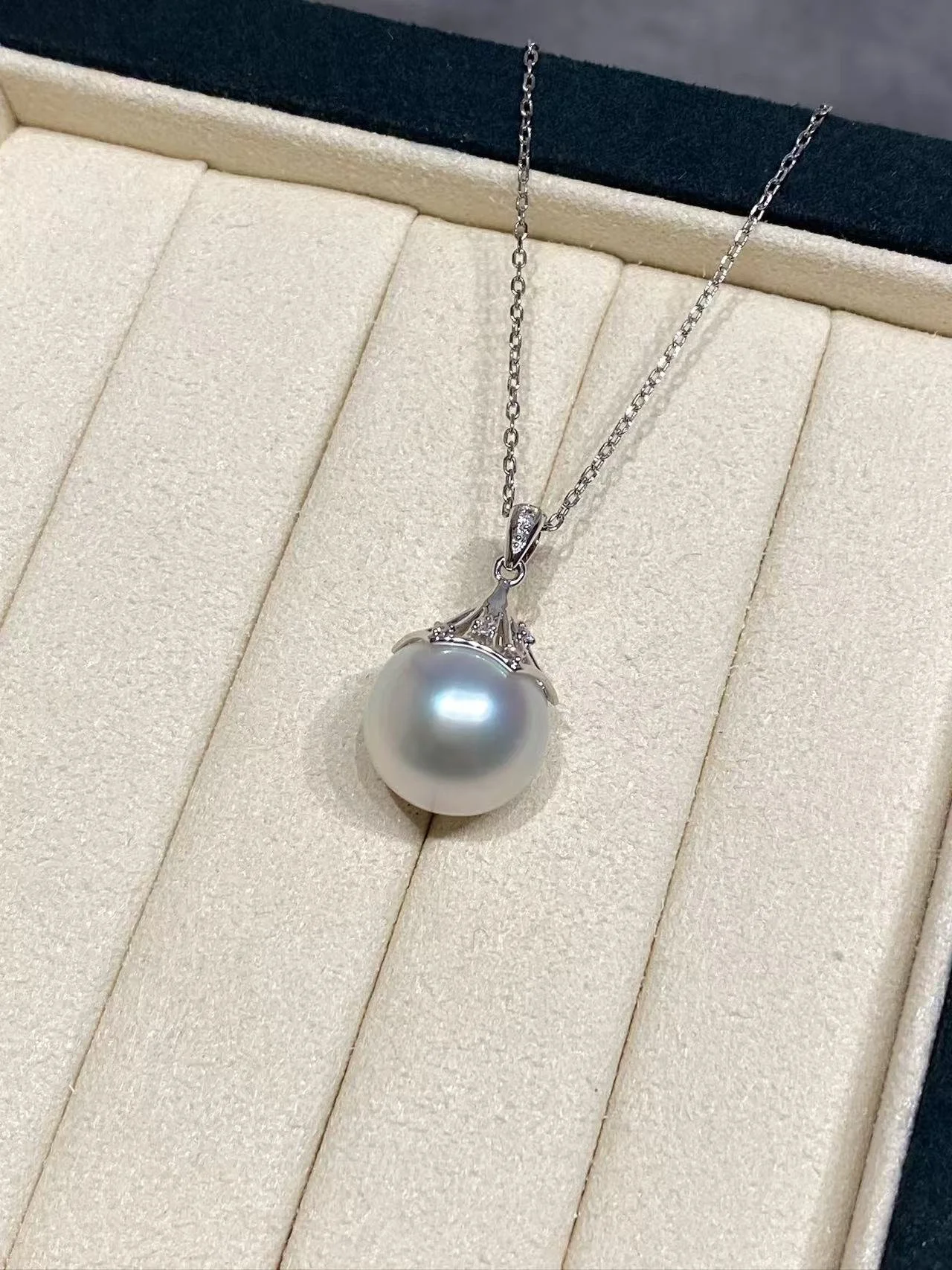 18K White Gold&Diamond South Sea White Cultured Pearl Pendant