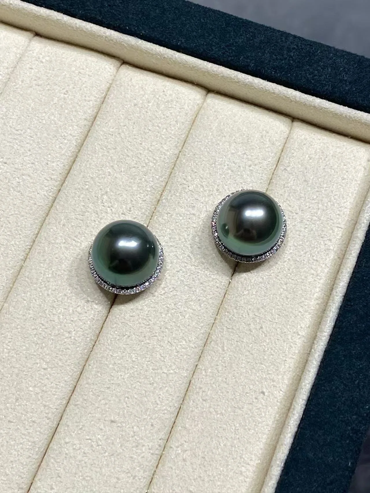 18K White Gold&Diamond Tahiti Cultured Pearl Earrings