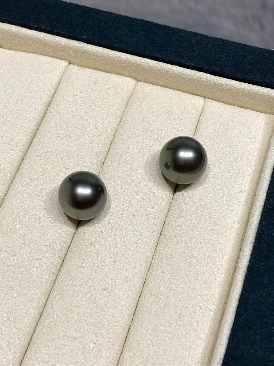 18K White Gold Tahiti Cultured Pearl Earrings