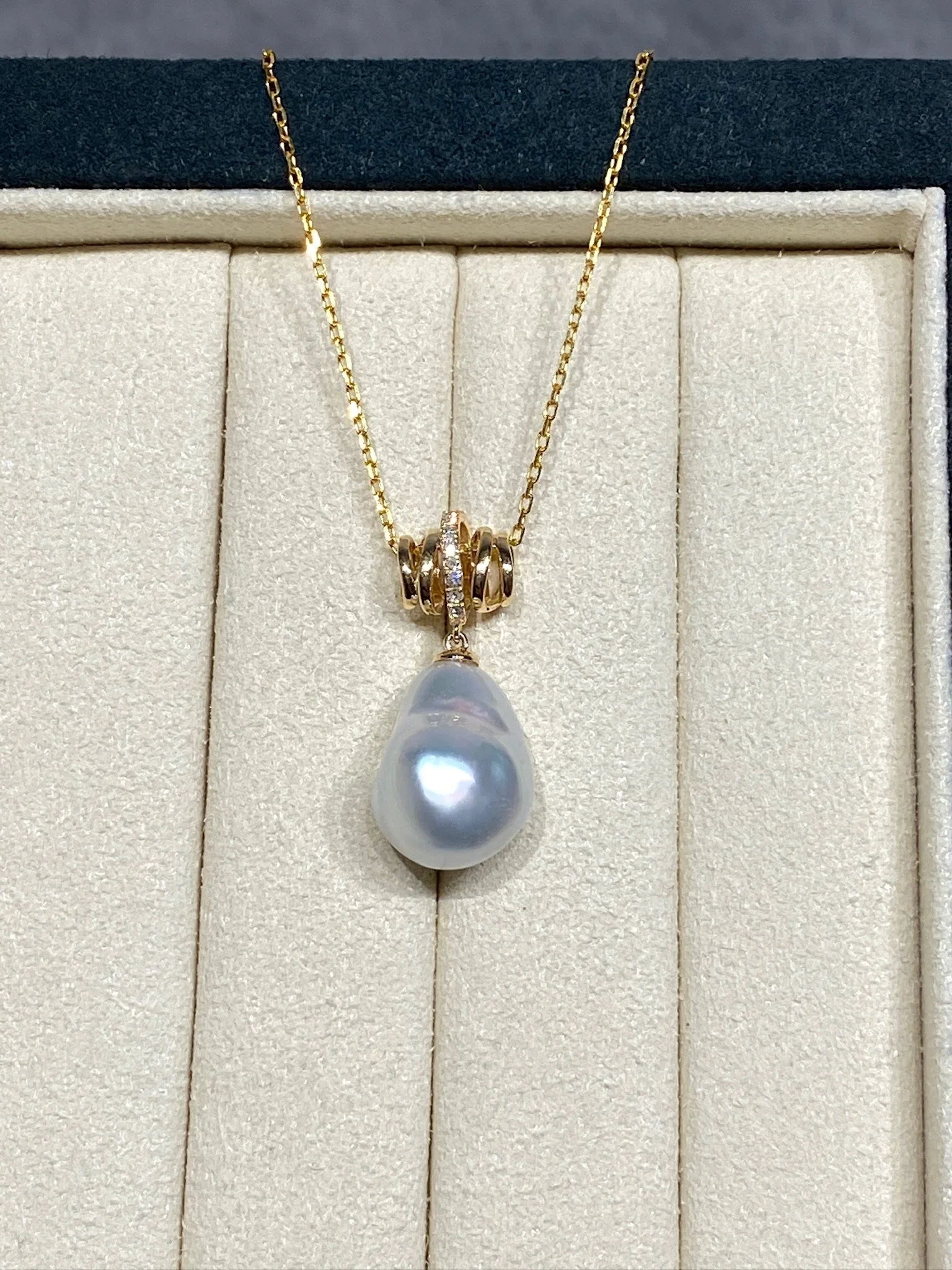 18K Yellow Gold&Diamond South Sea White Baroque Cultured Pearl Pendant