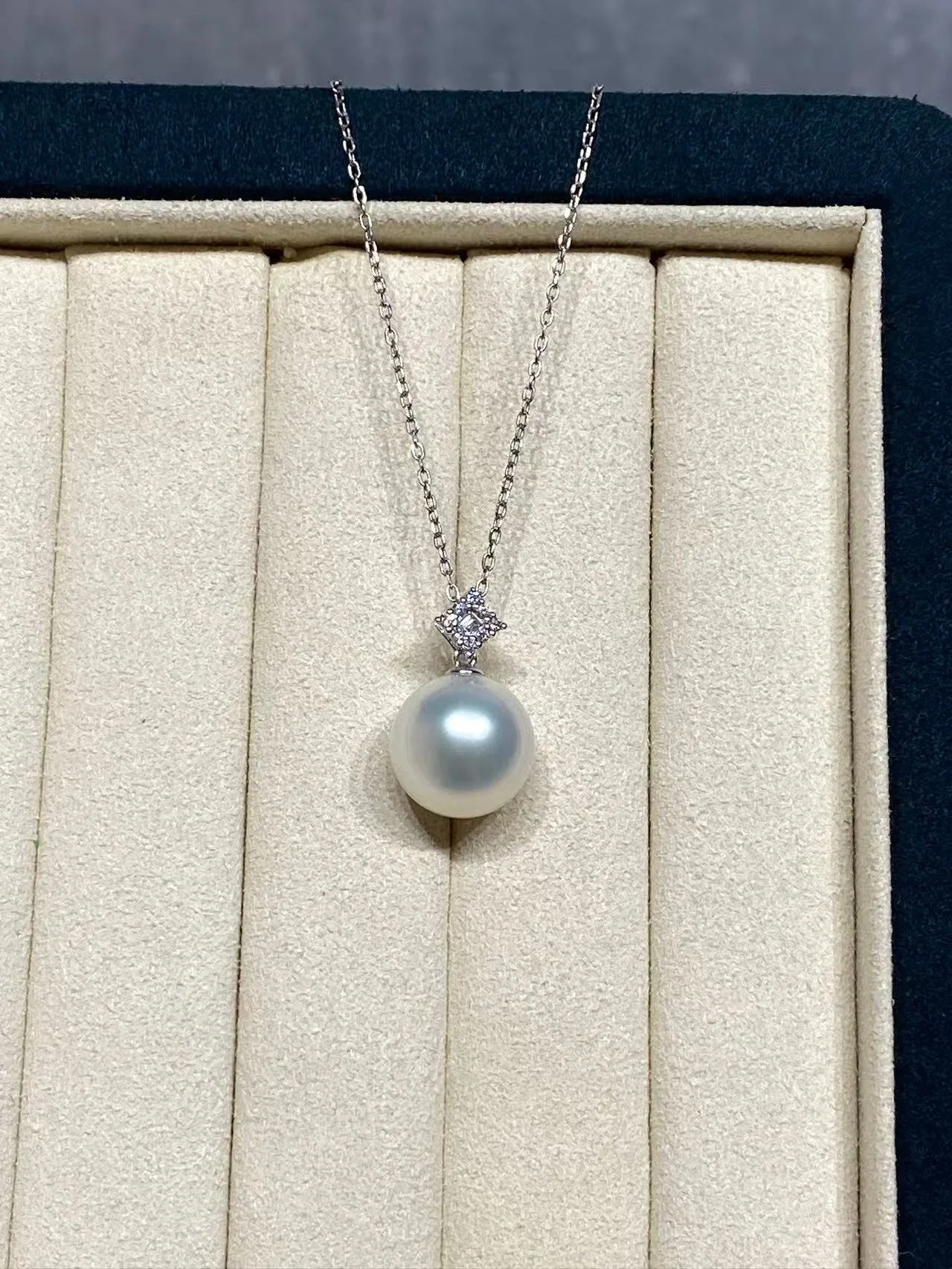 18K Yellow Gold&Diamond South Sea White Cultured Pearl Pendant