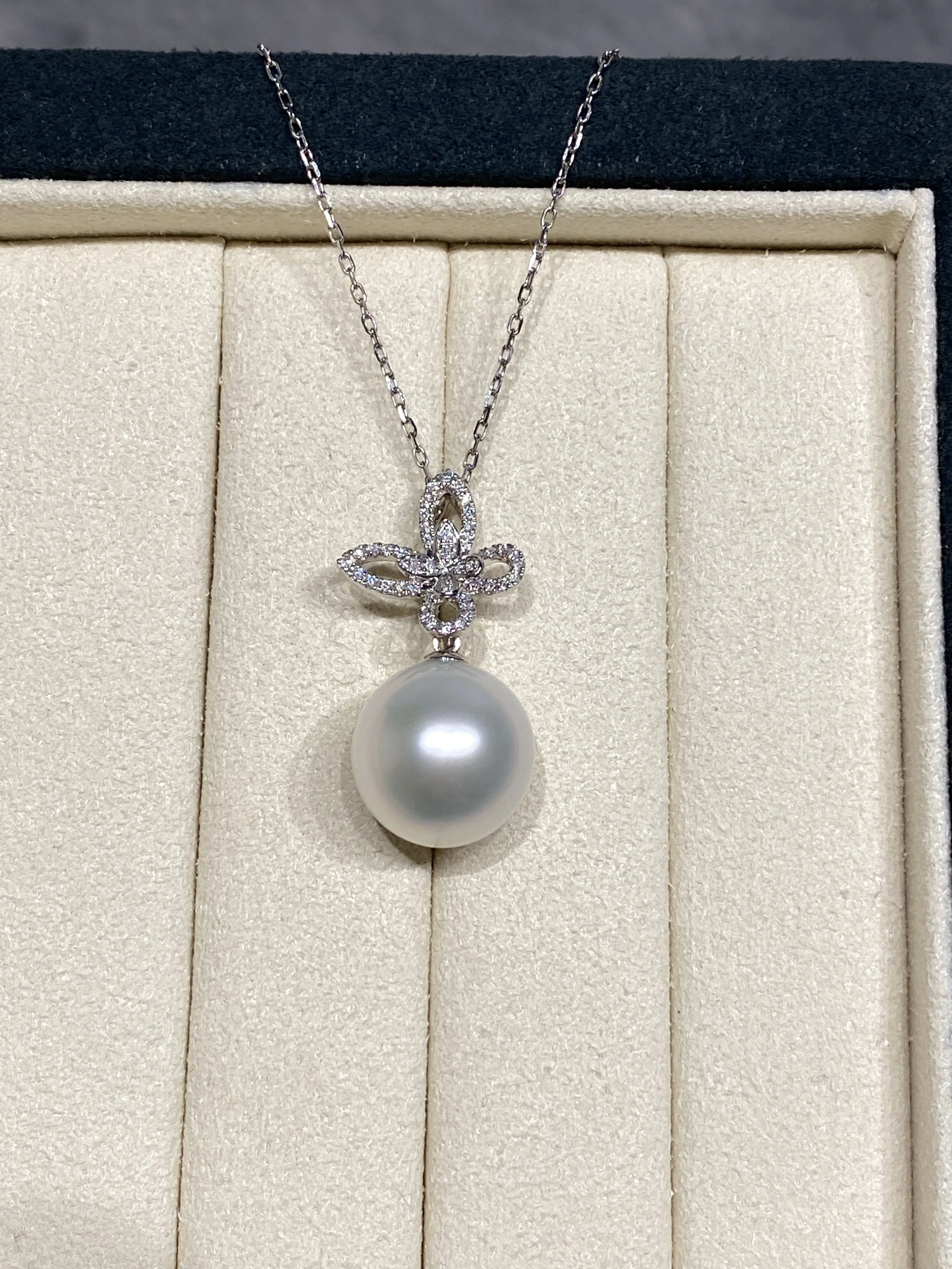 18K White Gold&Lab-Grown Diamond South Sea White Cultured Pearl Pendant