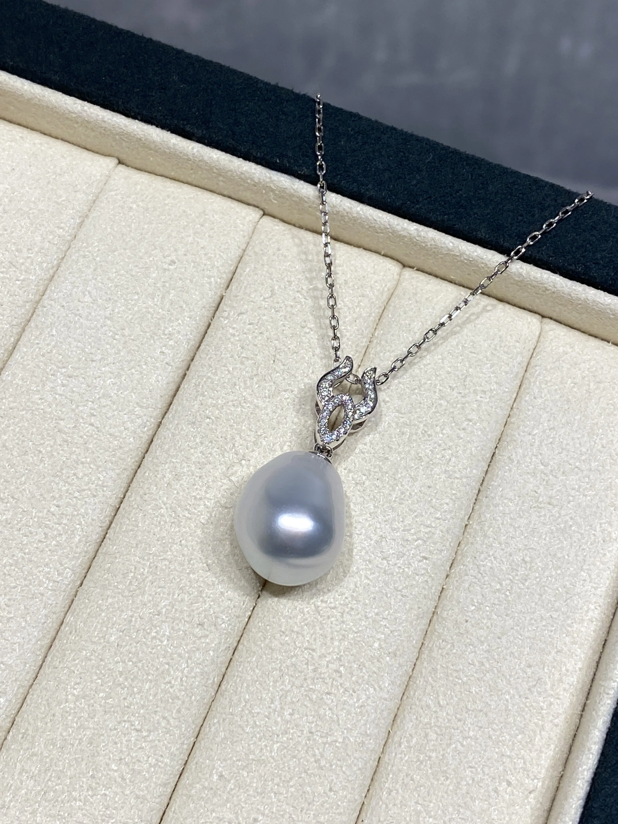 18K White Gold&Diamond South Sea White Baroque Cultured Pearl Pendant