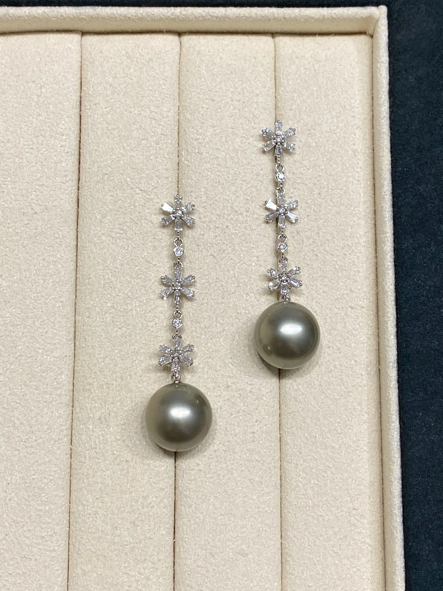 18K White Gold&Lab-Grown Diamond Tahiti Cultured Pearl Earrings
