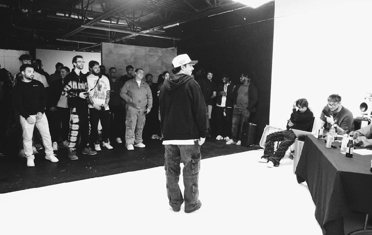 An artist and the crowd at one of our monthly PASS THE AUX events at so–ripe studios.
