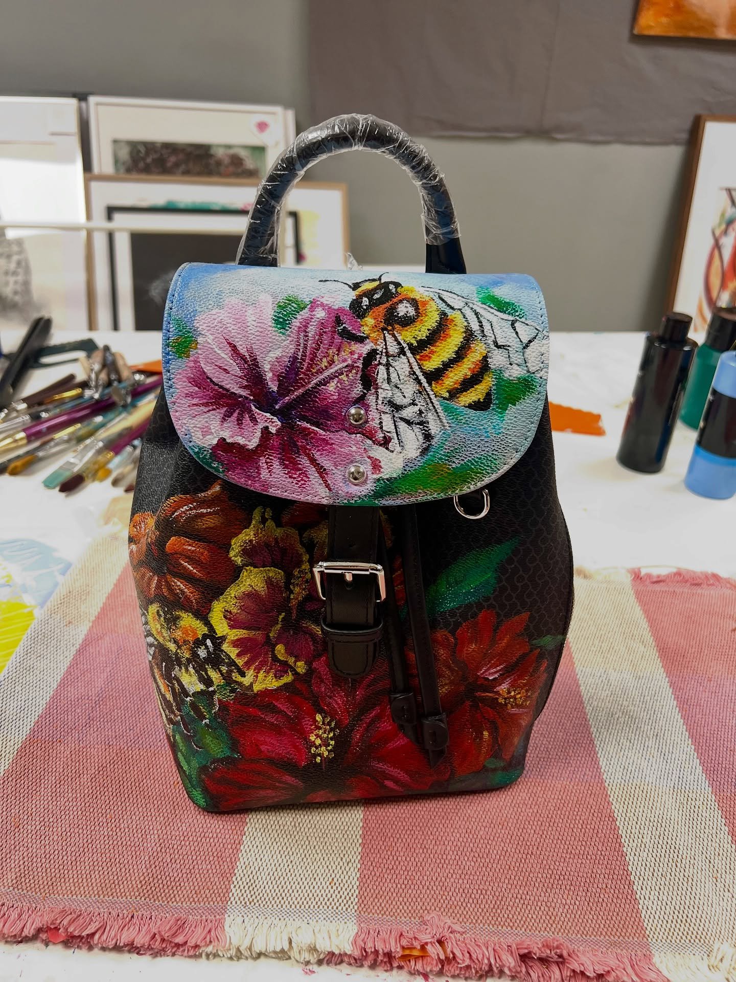 Our latest art pieces are hand-painted backpacks.🤩 The one on the last photo has already sold, but the rest are still available. 🎒💛
Each one is hand-painted in the studio, sealed for everyday adventures, and totally one of a kind-the perfect Chris