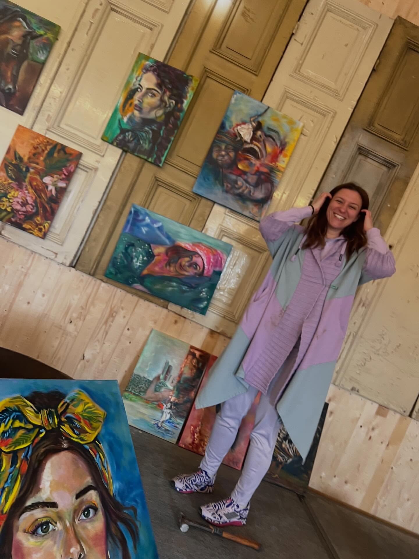 The energy is high and Live painting is about to begin! First day at Smoked by Joe art exhibition. Country style 🤠
Welcome everyone 2-12 April, 13:00-23:00