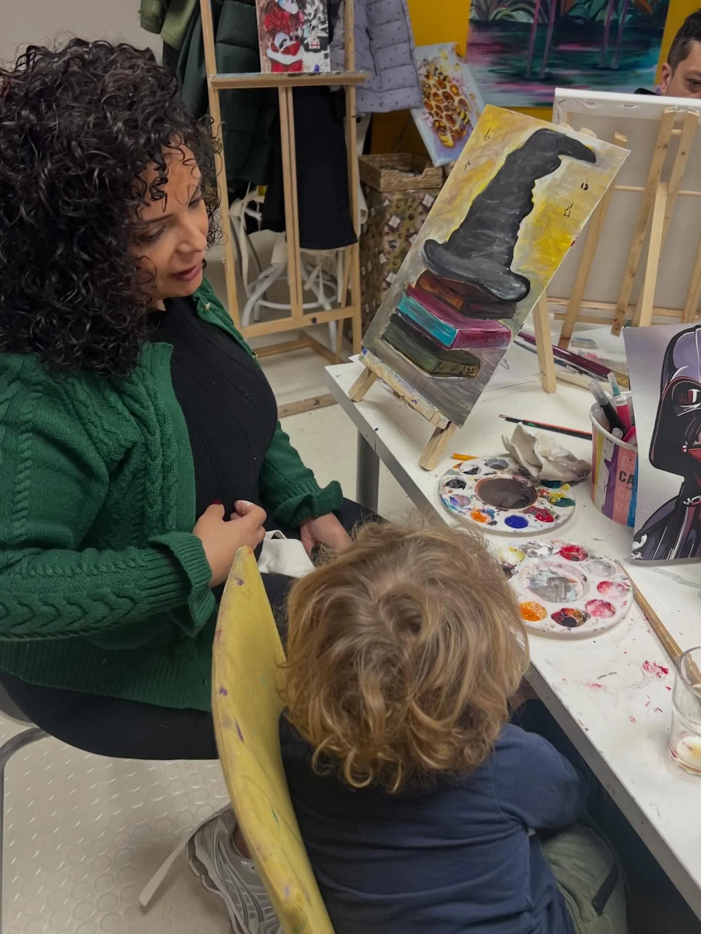 Cozy painting session for the whole family at @houseofmica art studio in V&auml;stra Hamnen 🎨🧡 

Join our next family painting event is on Mother&rsquo;s Day 31st May 12:00-14:00. 

You can sign up via our website www.houseofmica.art/paint-party 🙌