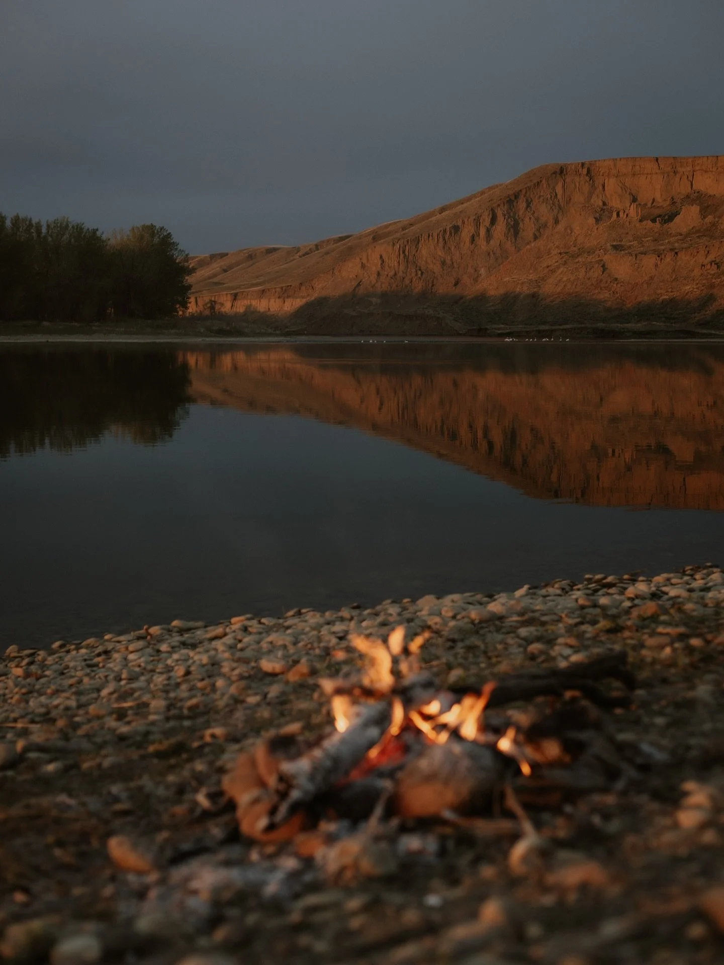 A quiet evening by the river.
Golden light, a small fire, and time slowing down.
Sometimes the best moments are the ones where nothing happens.

#alberta #CampfireEvening #MoodyLandscapes #SimpleDays #albertaoutdoors #moodyvibes