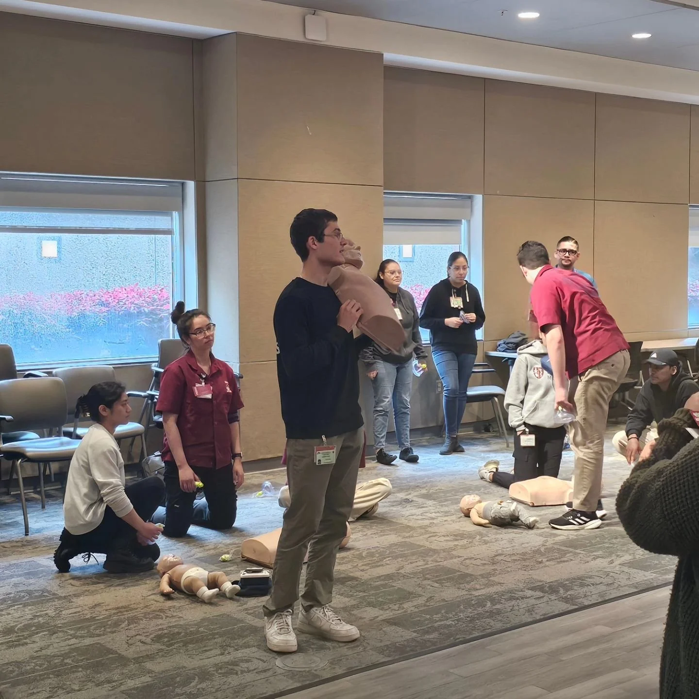 What a busy weekend! On Friday, we went to the Skid Row Refresh Spot and helped unhoused individuals with wound care, insurance applications, and CalBenefits applications. Saturday, we taught BLS (Basic Life Support) for hospital volunteers.
Today, w