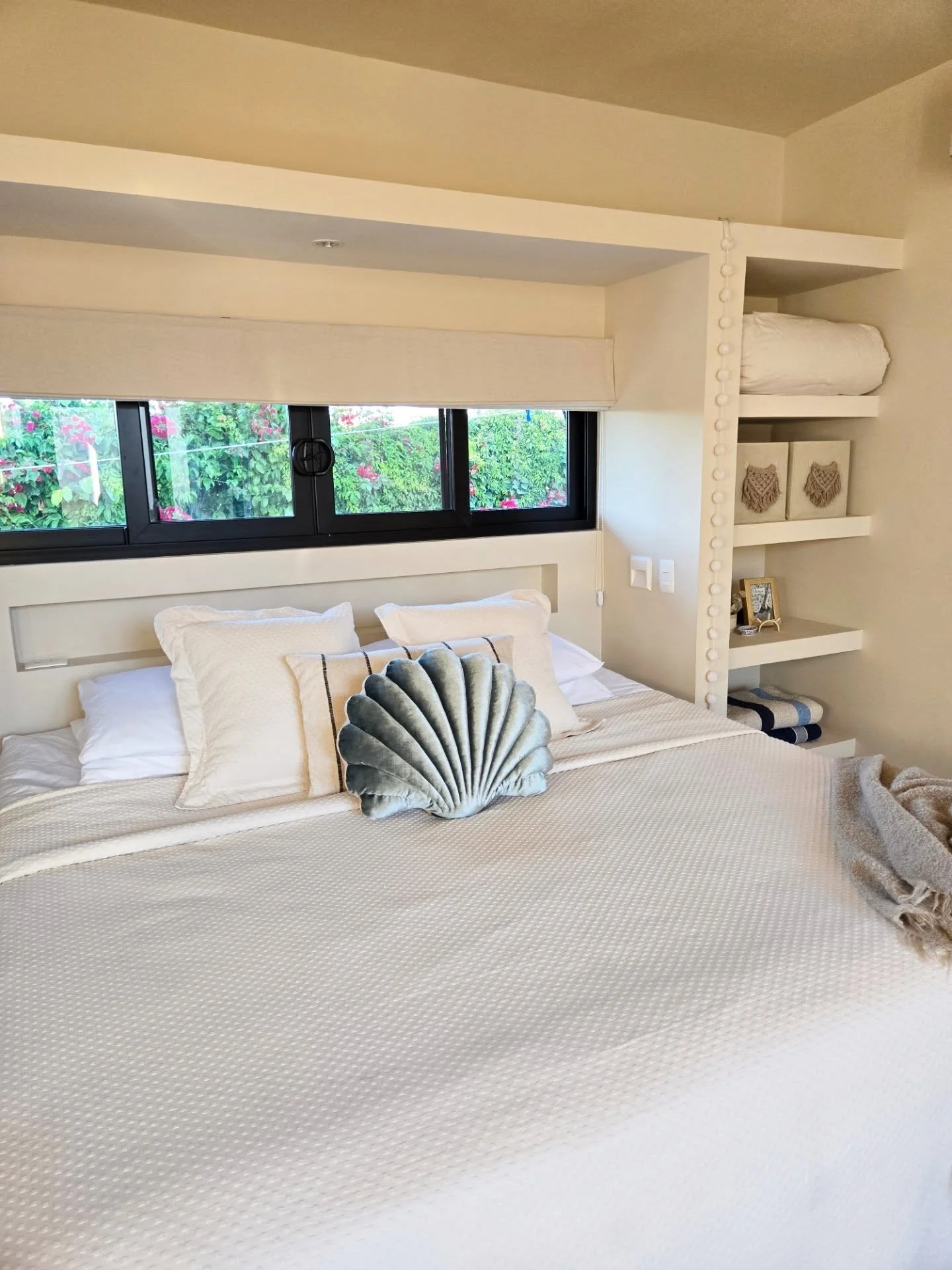 Unpack, unwind, and stay a while. 🌿

We have everything you need to feel as if you're home: extra kitchen accessories and tools to make meals, cocktail shaker and glasses, shower essentials, beach towels, picnic blankets, reading materials, pickleba