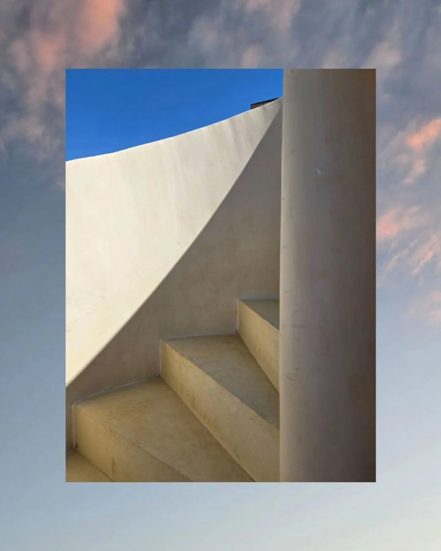 Going up. ✨️

&bull;&bull;&bull;&bull;&bull;

Architectural design Baja &bull; Rooftop views Todos Santos &bull; Staircase to paradise &bull; Modern casita Mexico &bull; Baja California escape &bull; spiral stairs &bull; modern home design

#CasaHygg