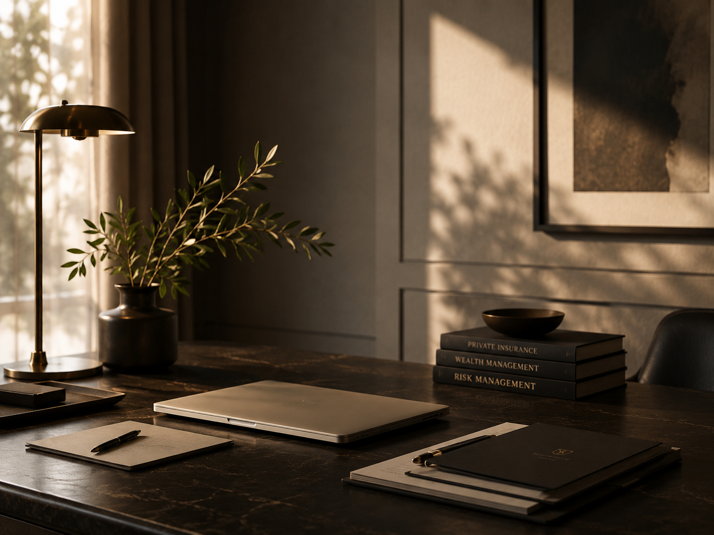 Escritorio con una lámpara moderna, una planta en un jarrón, libros de gestión financiera y una laptop en una habitación con luz natural.