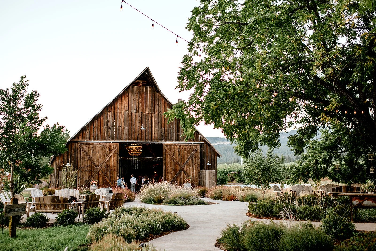 tin+roof+barn+wedding+karinaandmax-0963.jpg