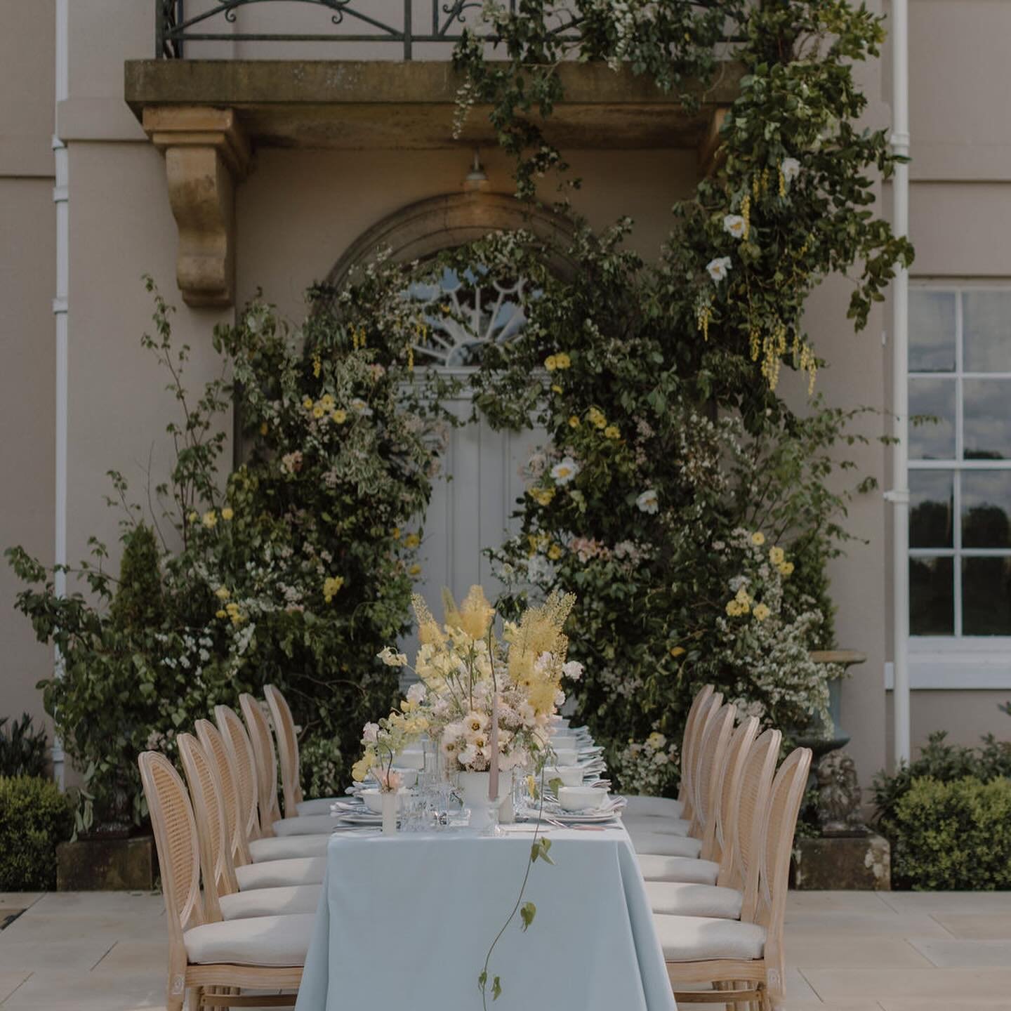 Can we please take a moment! 

Sleek, Chic, Bold: An alfresco wedding set in the heart of a quintessentially English country estate!

This week we have been working with the most talented suppliers creating magic @burtonfields_hall in the most glorio