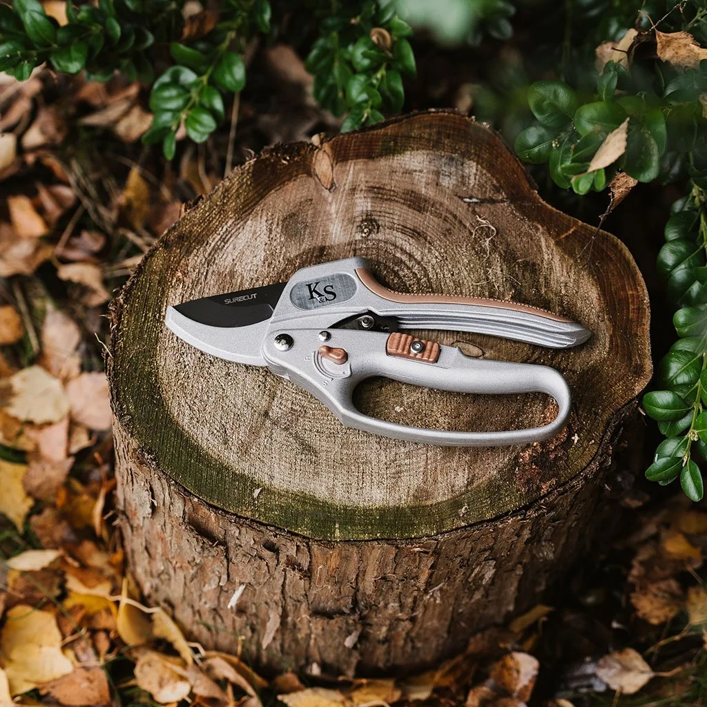 kentandstowesurecuthardwoodratchetsecateurs_westland_70100606_0020_a_lifestyle.jpg