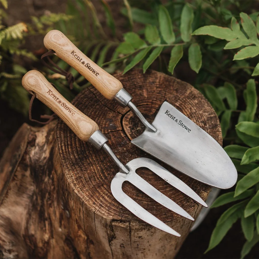 stainlesssteelhandtrowel_kentandstowe_70100077_0100_a_lifestyle.jpg