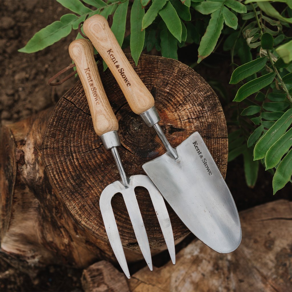 stainlesssteelhandtrowel_kentandstowe_70100077_0030_a_lifestyle.jpg