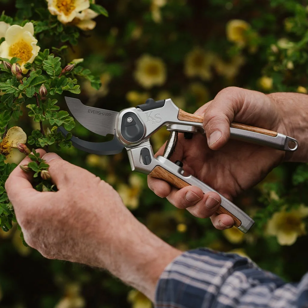 kentandstoweeversharpbypasssecateurs_westland_70100536_a_0040_lifestyle.jpg