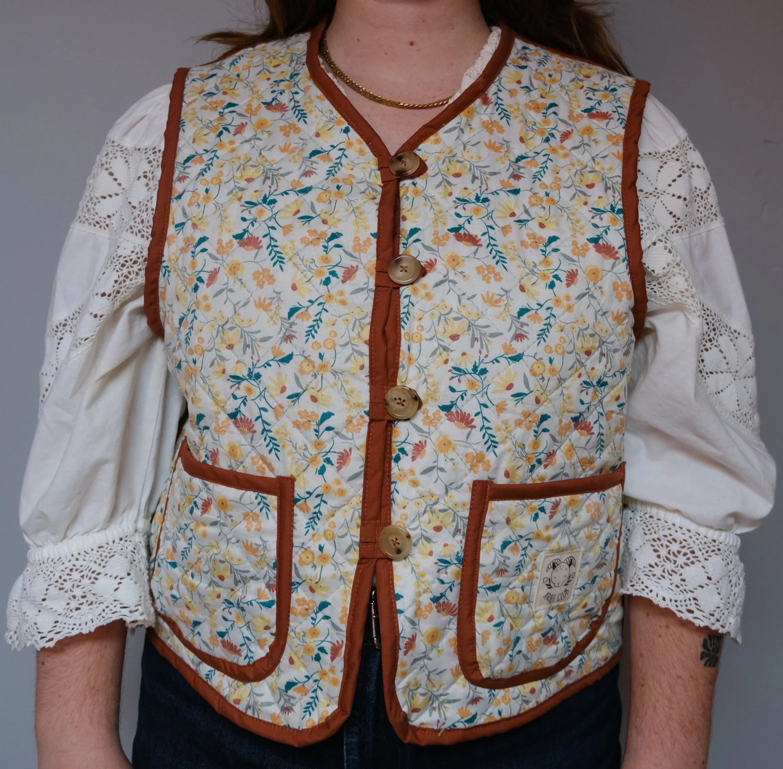 GILET MATELASSÉ FLEUR ORANGE JAUNE