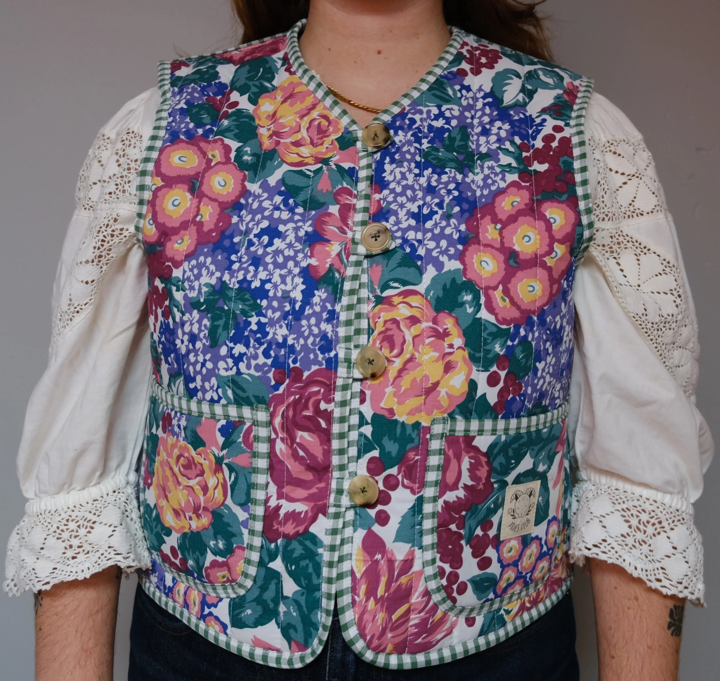GILET MATELASSÉ FLEUR VIOLETTE ET ROSE