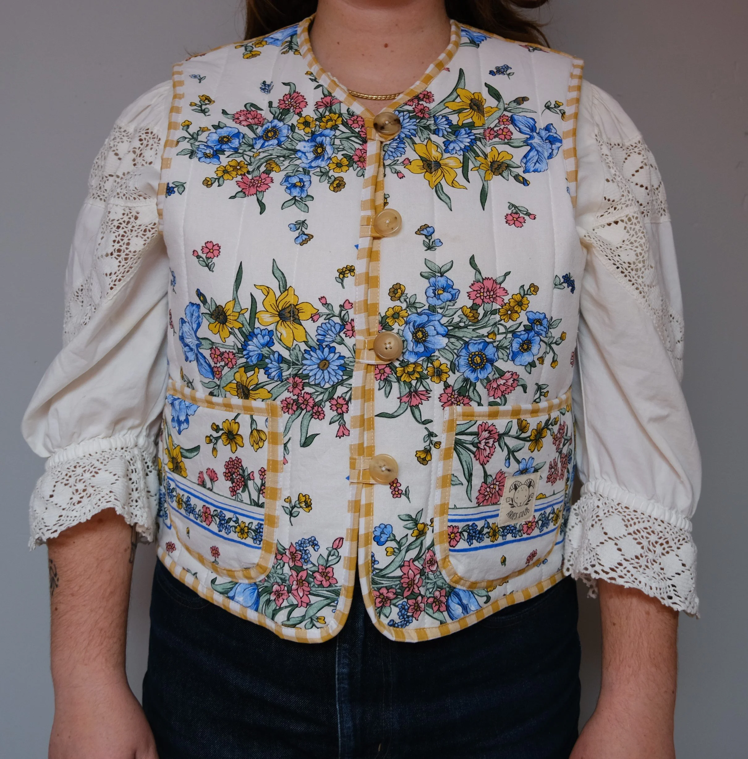GILET MATELASSÉ FLEUR ROSE JAUNE BLEUE