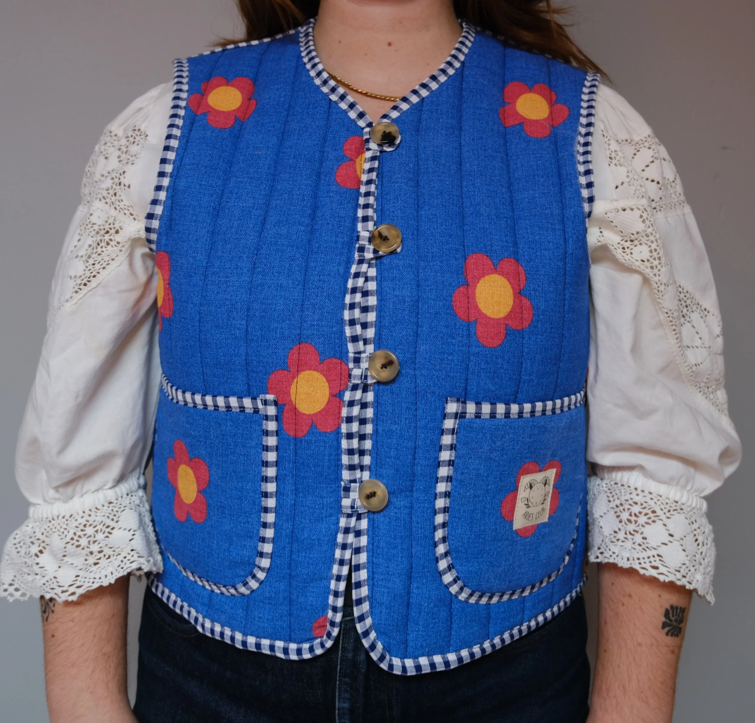 GILET MATELASSÉ FLEUR BLEU ROUGE JAUNE