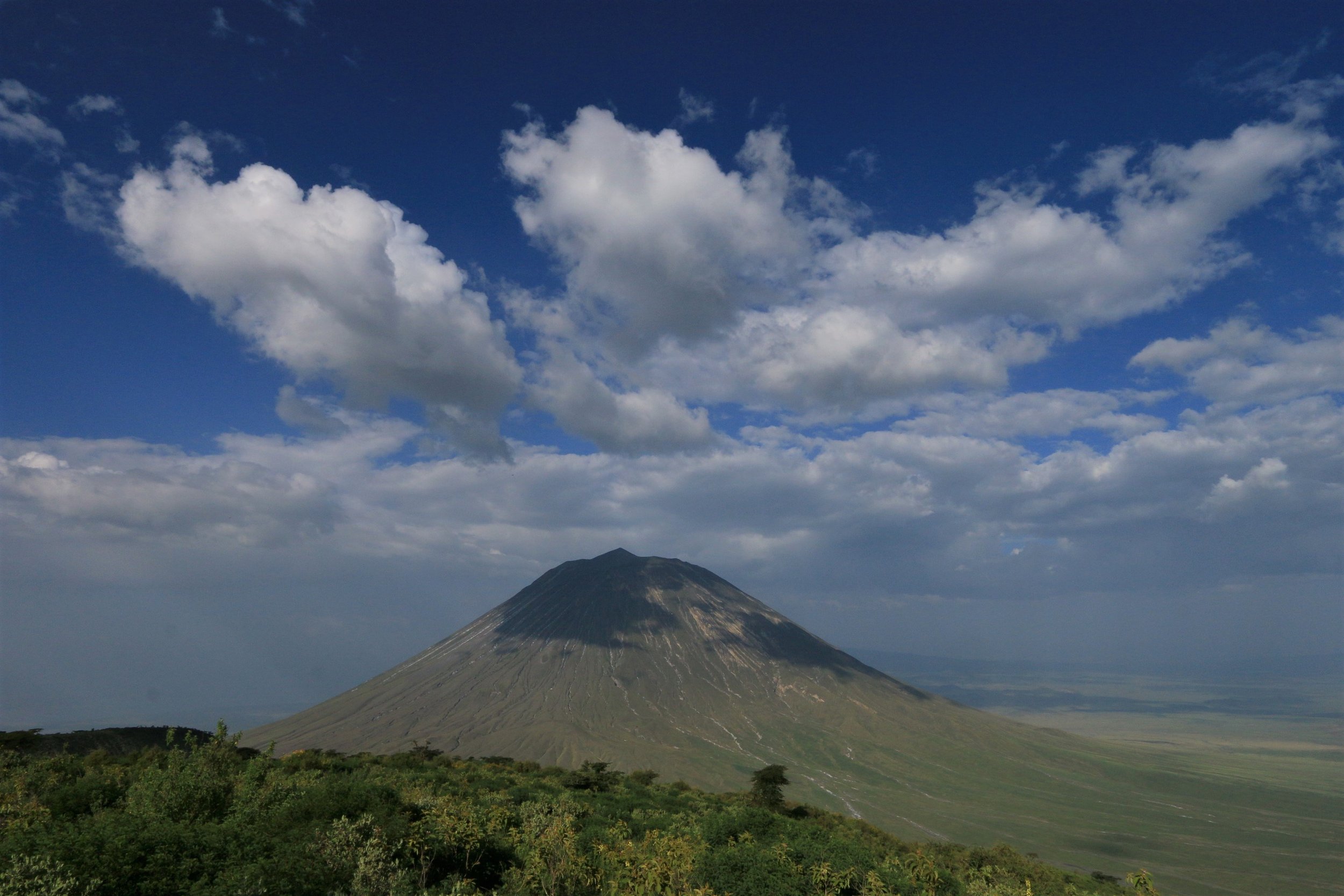 A juego de nubes y volcán. Ol Doinyo Lengai..jpg
