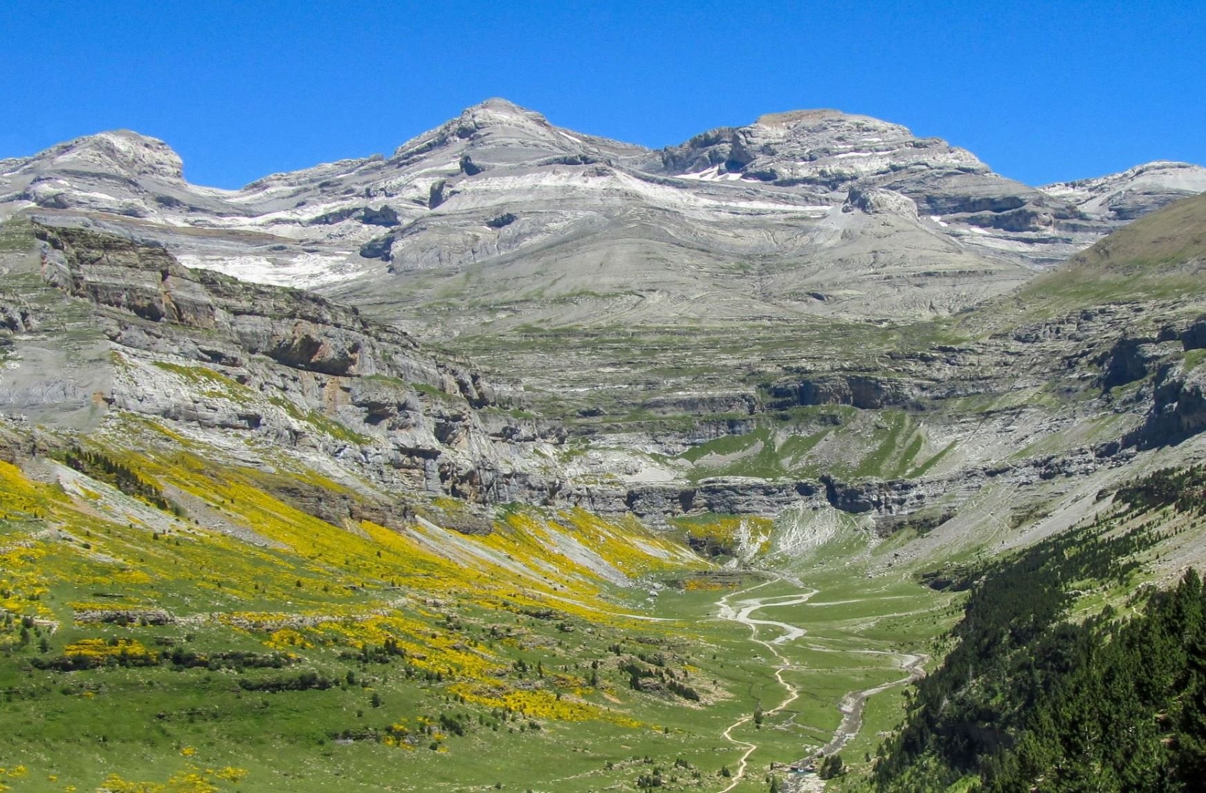 1-Pyrenees-randonnee-mont perdu-gavarnie-ordesa-horizon-decoucverte-AdobeStock- dimensio web.jpeg