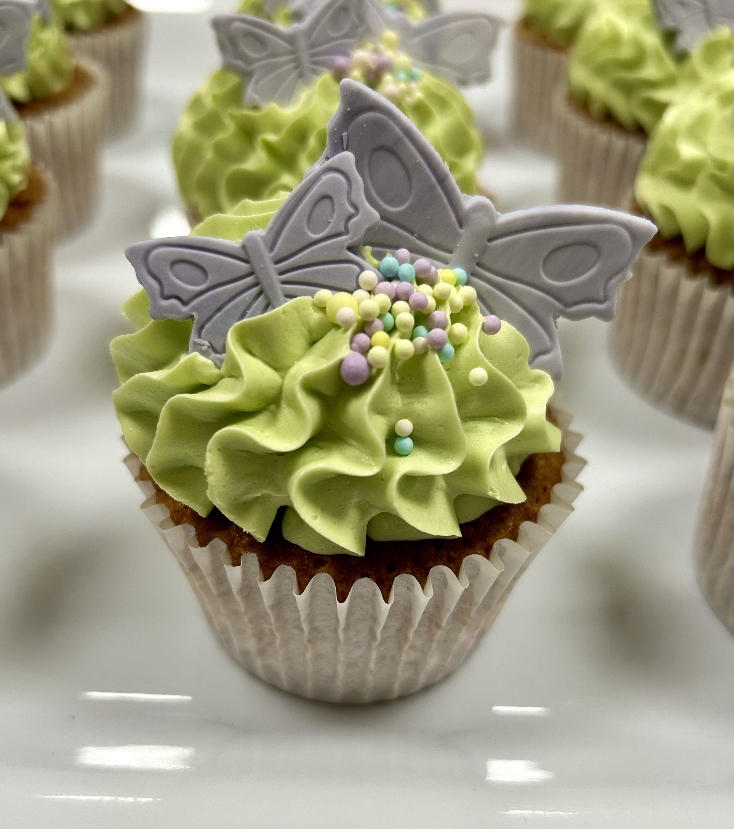 Regular cupcake - strawberry cake with vanilla buttercream