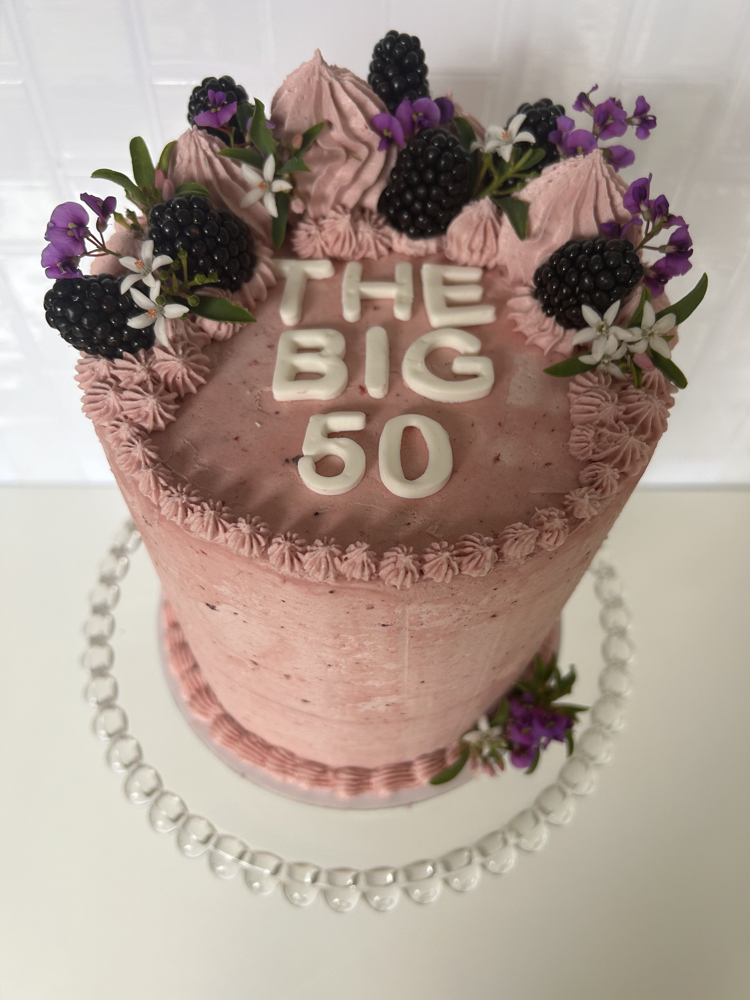 Blackberry cake & white chocolate ganache