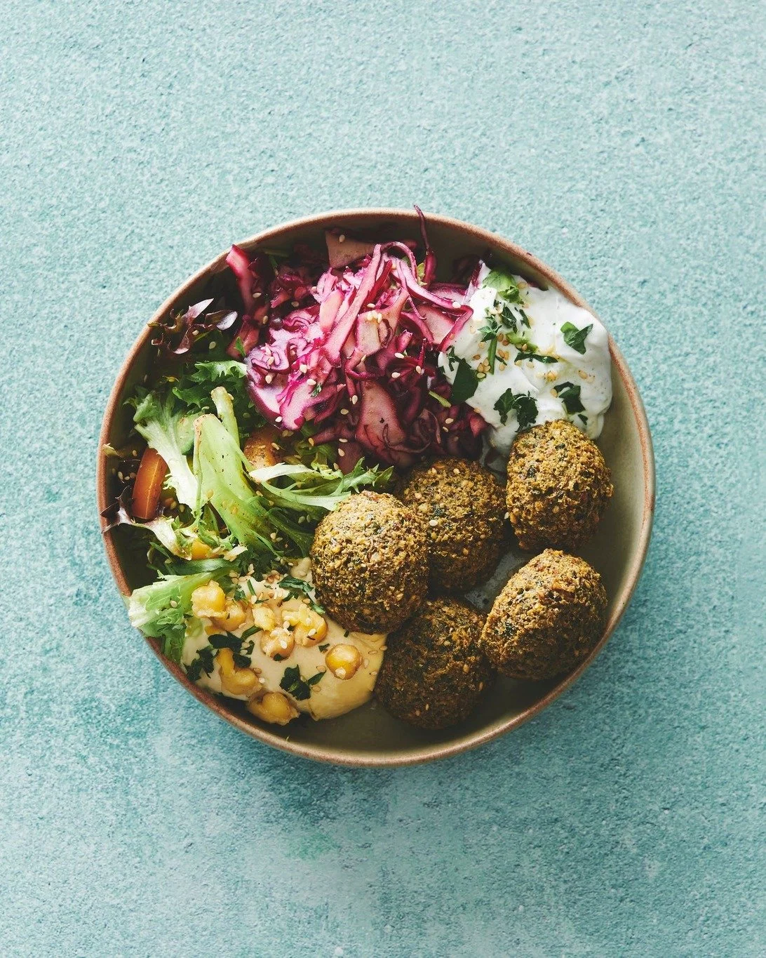 N&aring;r takeaway ikke bare er en l&oslash;sning, men en oplevelse

Vi laver mad, du kan tage med.
Men vigtigere: mad, du har lyst til at tage med.

Vores nominerede takeaway-ret Falafel Bowl er ikke bare praktisk. Den er fyldt med k&aelig;rlighed t