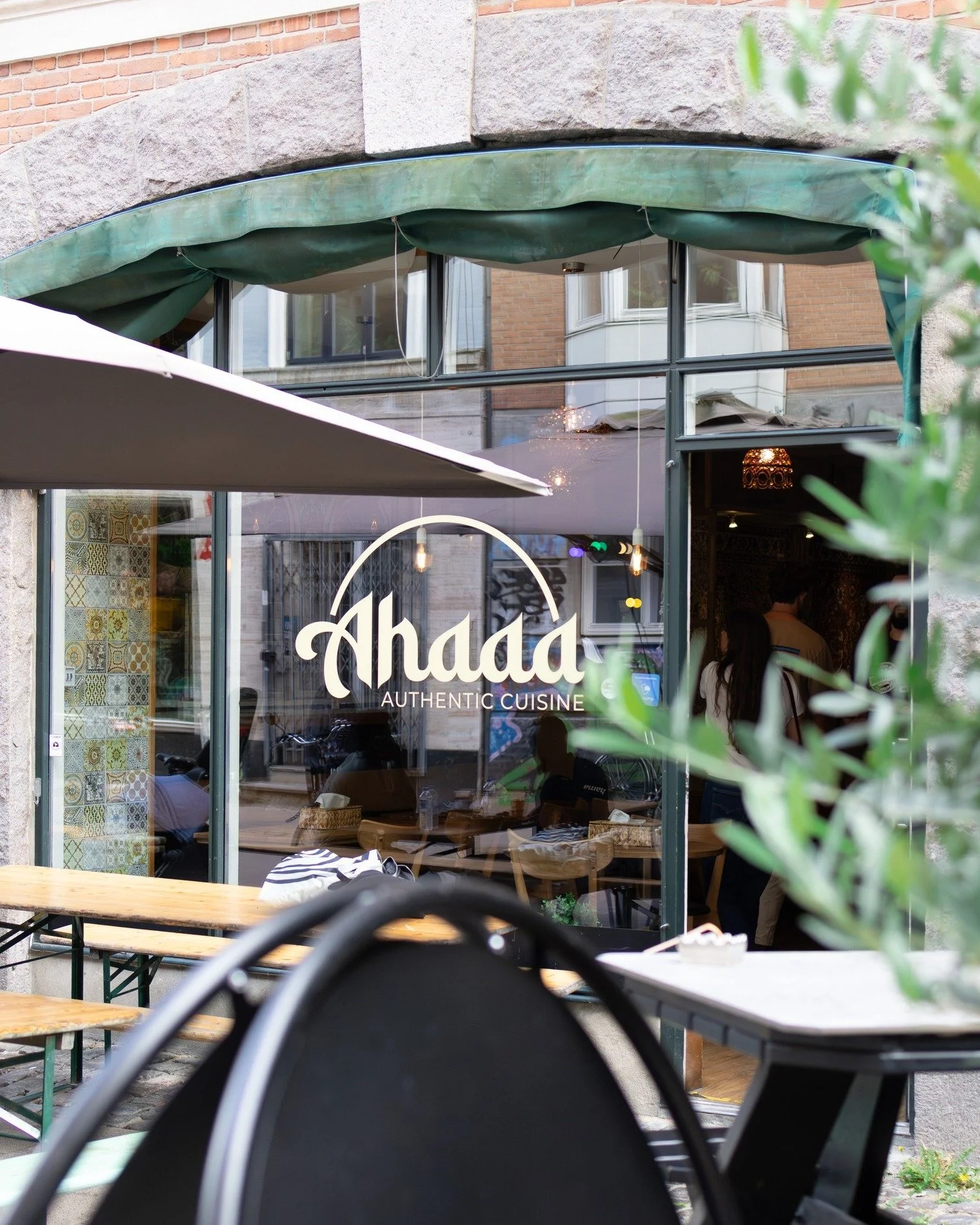 Vores restaurant er der, hvor det hele begyndte!

Bl&aring;g&aring;rdsgade dufter af fladbr&oslash;d, krydderier og nysgerrige samtaler.

Det var her, vi f&oslash;rste gang m&aelig;rkede, hvordan mad kan noget s&aelig;rligt. 
Hvordan g&aelig;ster s&a