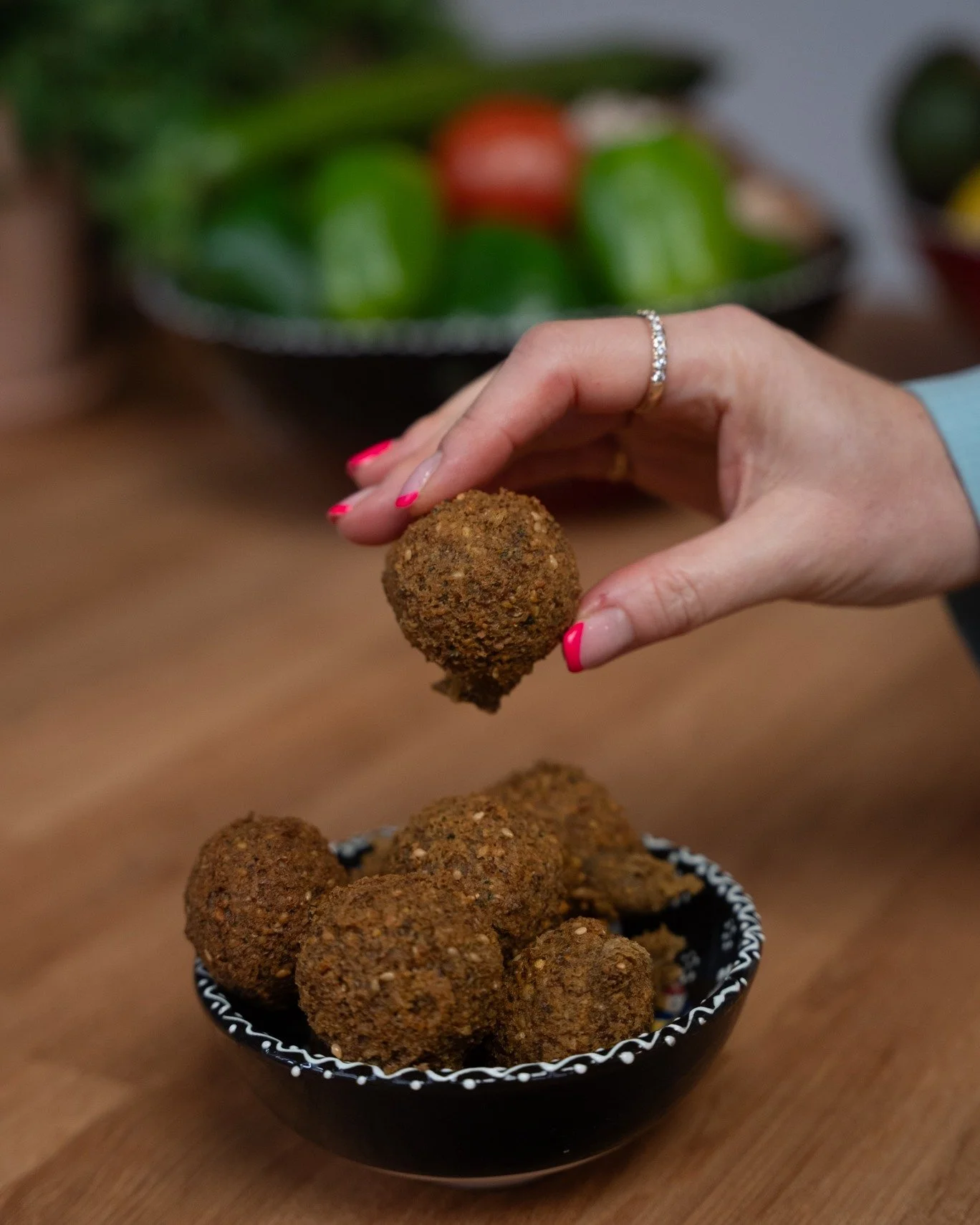 Noget nyt venter i 2026... 

Vi har arbejdet l&aelig;nge p&aring; den perfekte f&aelig;rdigstegte falafel. 

Og snart er den her: F&aelig;rdigstegte falafler, klar til dig, der elsker god smag og hurtige l&oslash;sninger. 

2026 bliver et Ahaaa-&arin