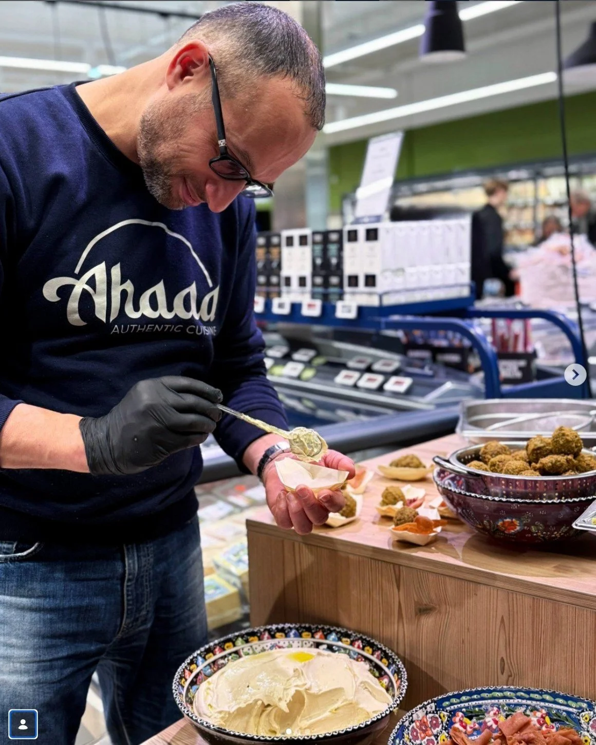 Dejlige med glade samarbejdspartner @a@almamadmarked 💙 og nu med godt tilbud p&aring; vores Falafelfars 

Falafelfars i verdensklasse 🏆

Ali, Hazem og Abdullah startede med at servere deres falafler fra en madvogn p&aring; Christiania, men nu holde
