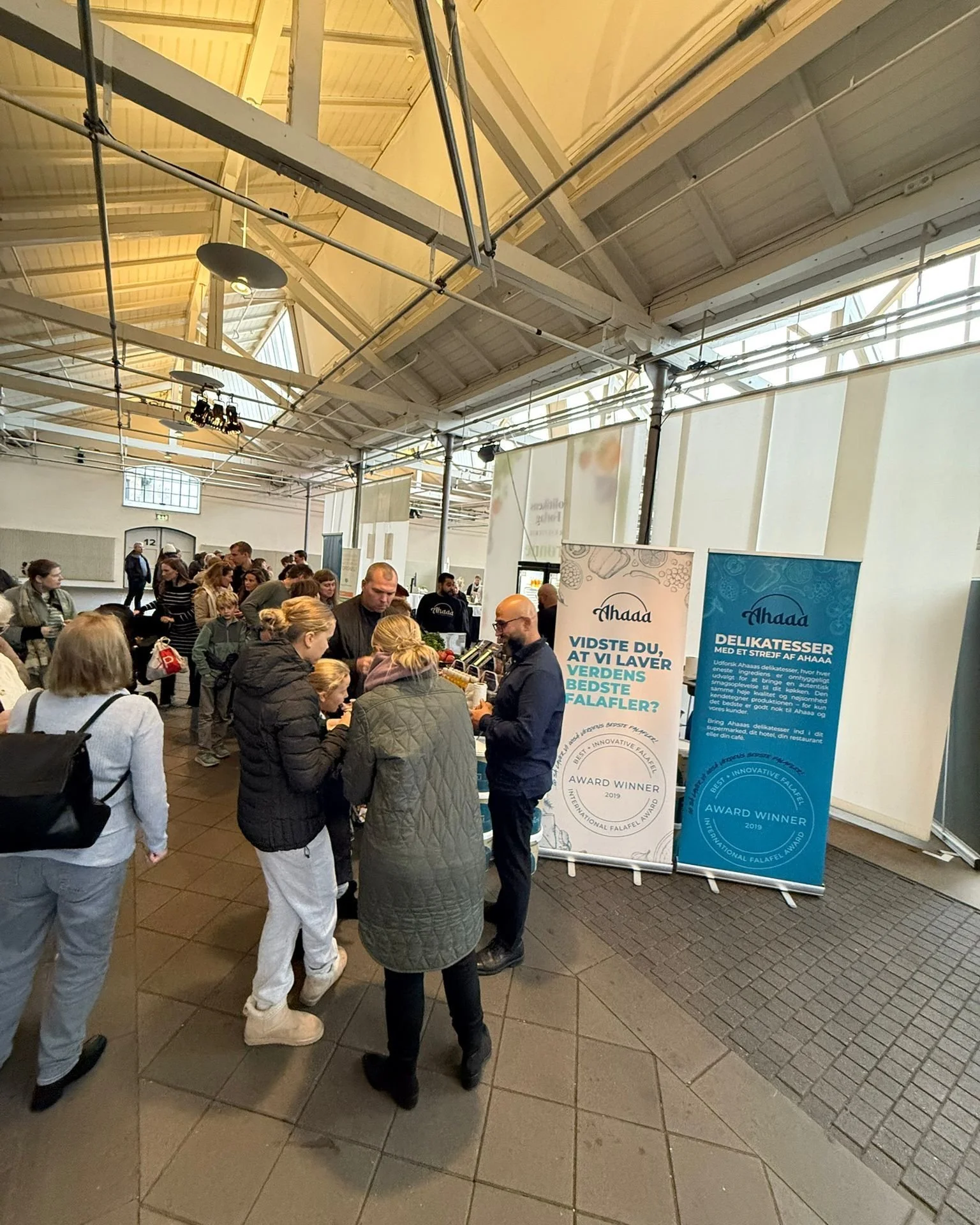 I morgen g&aring;r det l&oslash;s og vi gl&aelig;der os til at se dig 😍 

I morgen &aring;bner d&oslash;rene til Foodexpo . For mange i branchen er det &aring;rets sted at m&oslash;des.

Nye id&eacute;er. 
Nye r&aring;varer. 
Nye samarbejder.

Og en