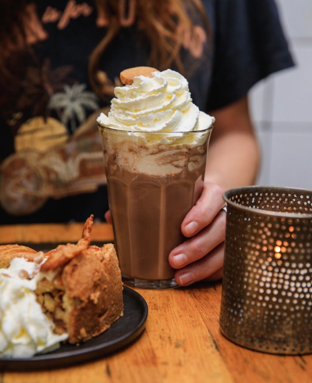 | When Monday gives you snowflakes, Oslo Beers comes to the rescue with the ultimate remedy: Hot chocolate with lots of cream to warm your soul with the best apple pie from Holtkamp to chase away those Monday Blues. ❄️🥧☕ ⁠
⁠
Who needs a heater when 