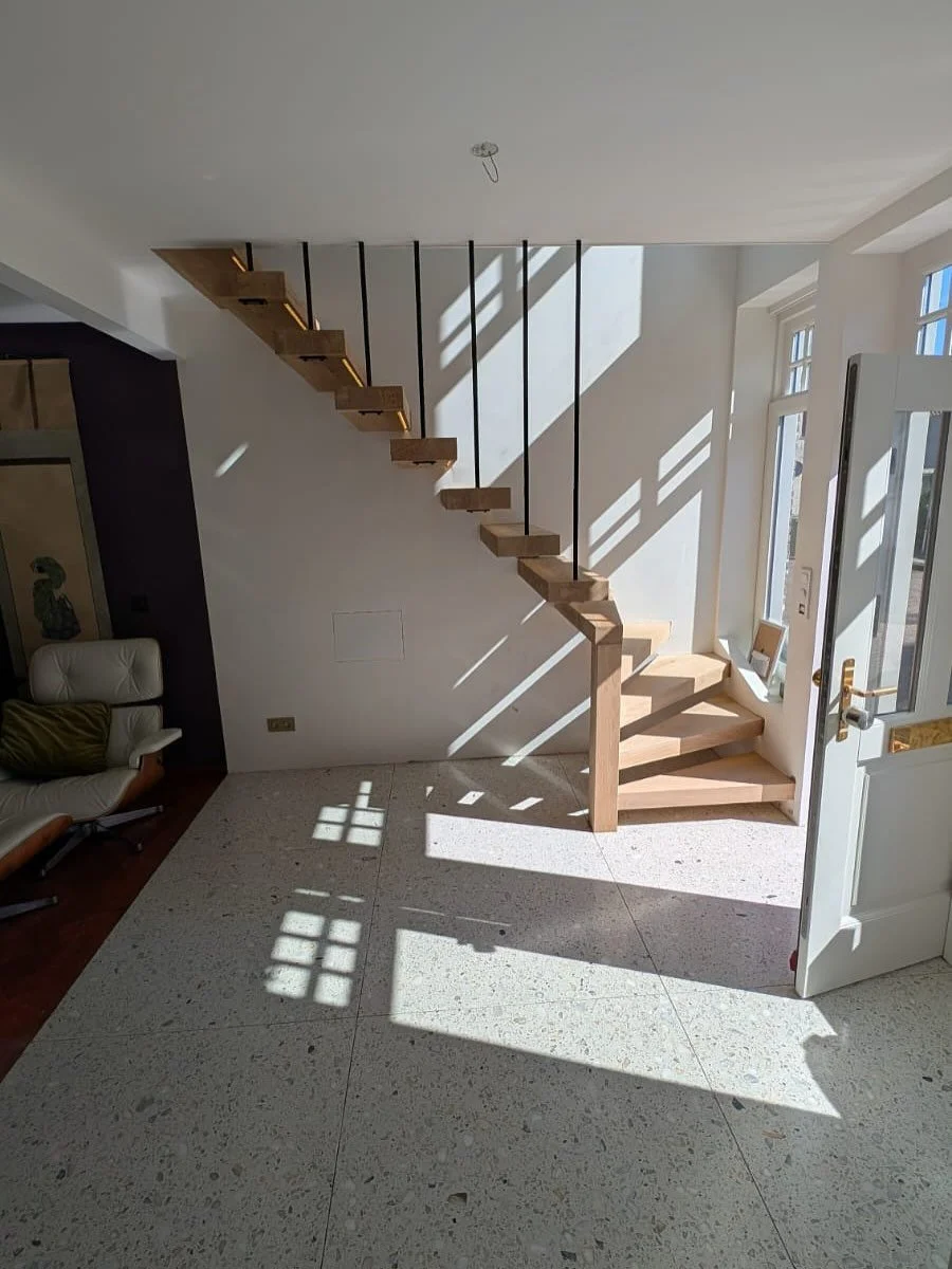 WAT EEN PLAATJE!
✅ Onze opdrachtgever in Ilpendam wilde een zwevende trap, voorzien van ledstrips!
🏗️ Wij hebben de trapboom in de wan verwerkt, waardoor ook de voeding voor de lichtstrips zit. De zwarte stangen hebben we aan de raveelbalk gelast.