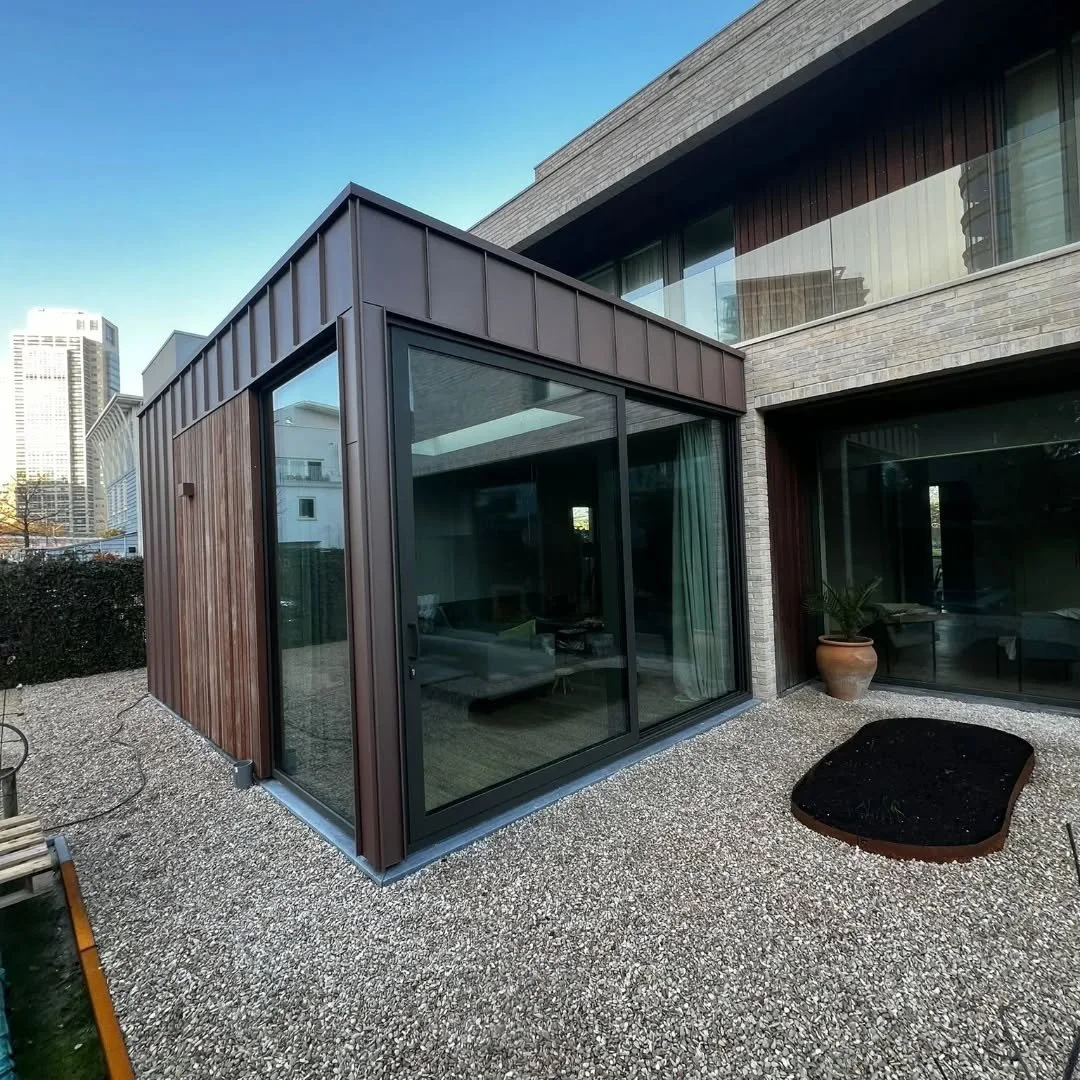 🏗🏗 deze uitbouw is al een tijdje gereed, nu de tuin ook klaar is ontvingen wij deze foto's die we graag met jullie delen!