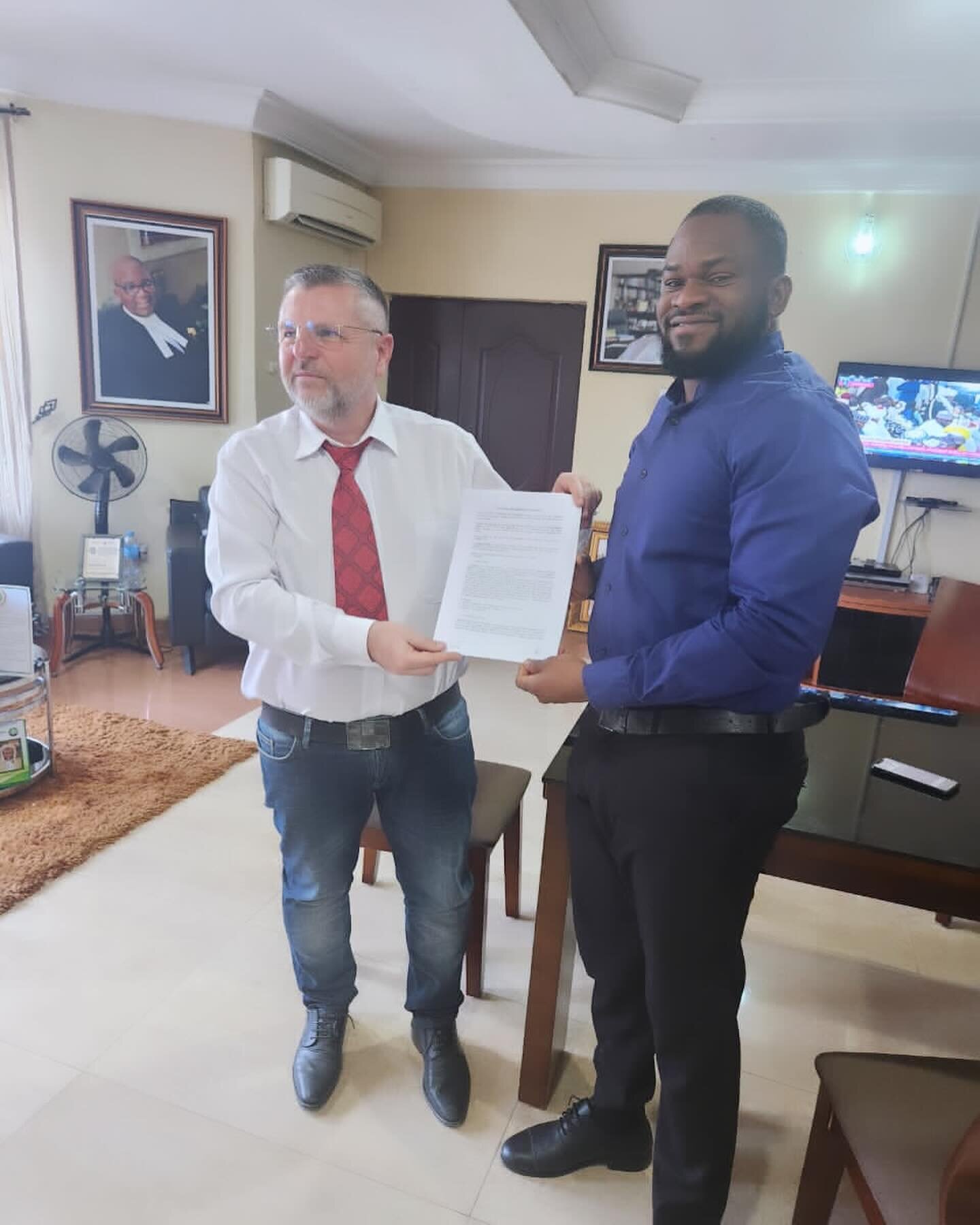 We, at @eaknockenergy had the privilege to sign an Executive distributorship agreement between EA KNOCK ENERGY LTD and LOGSOL LTD, our partners from Hungary, to be their partner and representatives in Nigeria.
To facilitate the growth in the energy
