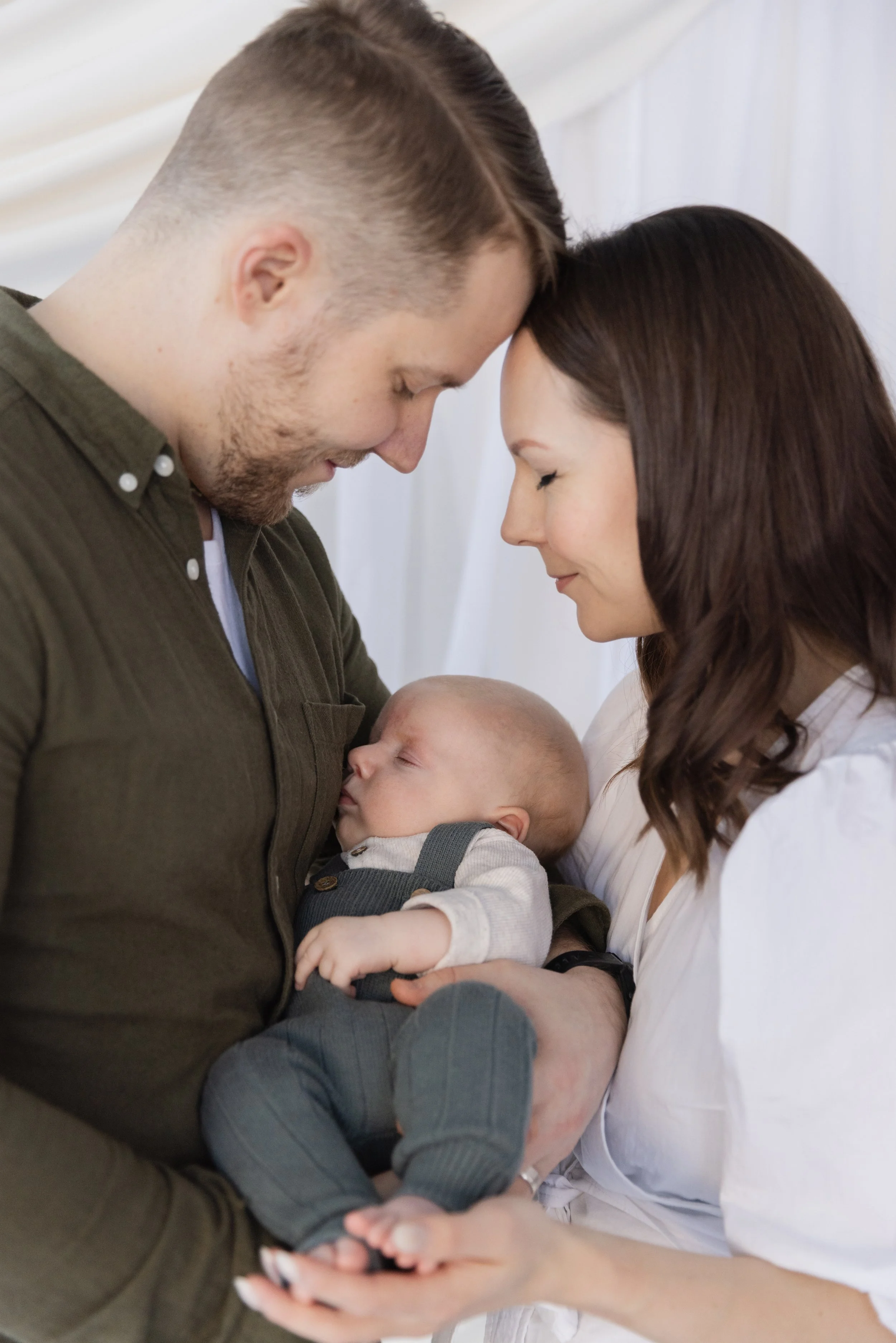 Vauvan ja perheen kuvaus studiossa