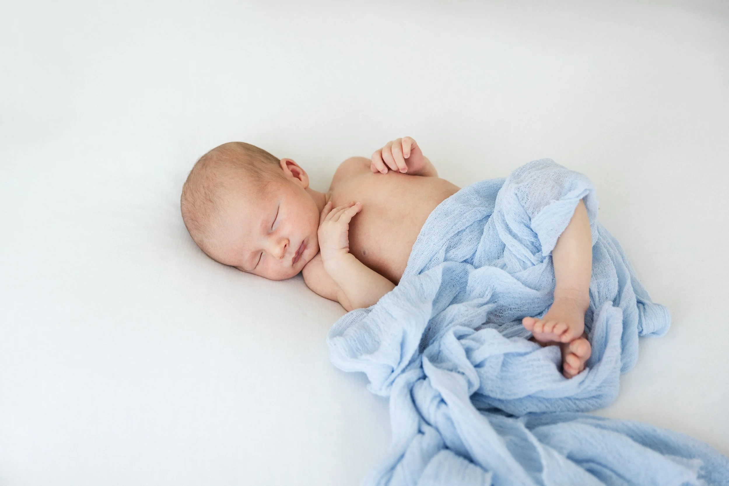 Luonnollinen vauvakuvaus Loimaalla studiossa