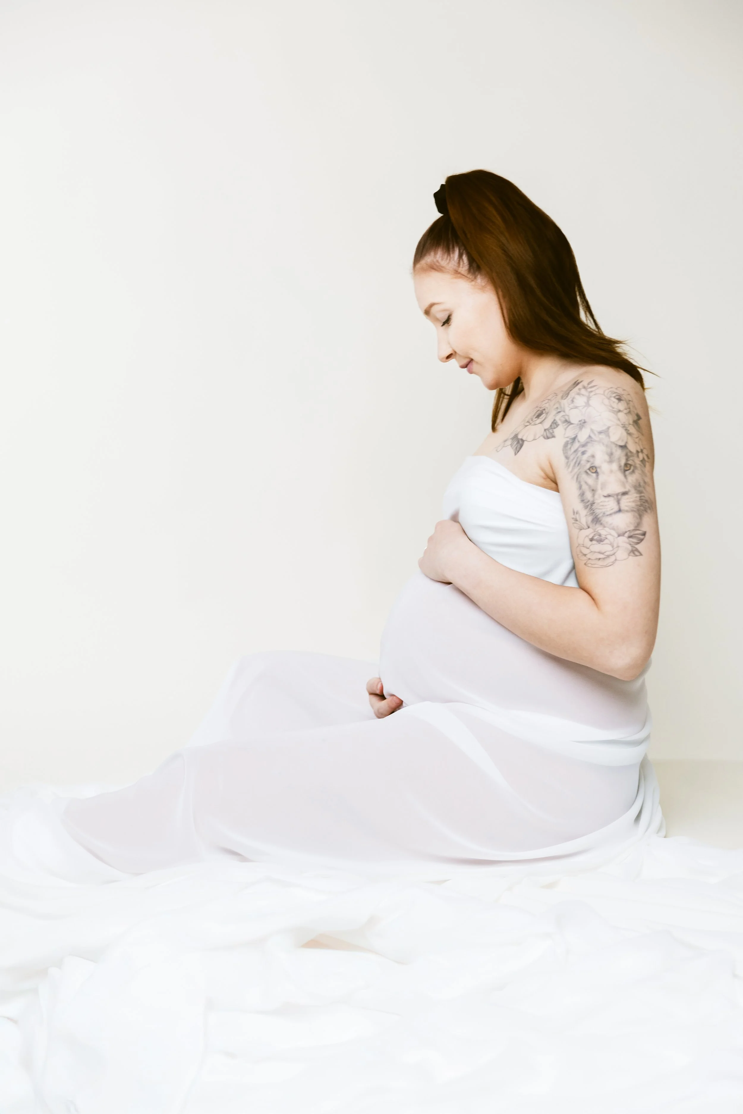 Raskaus studiokuvaus | Jenni Laaksonen