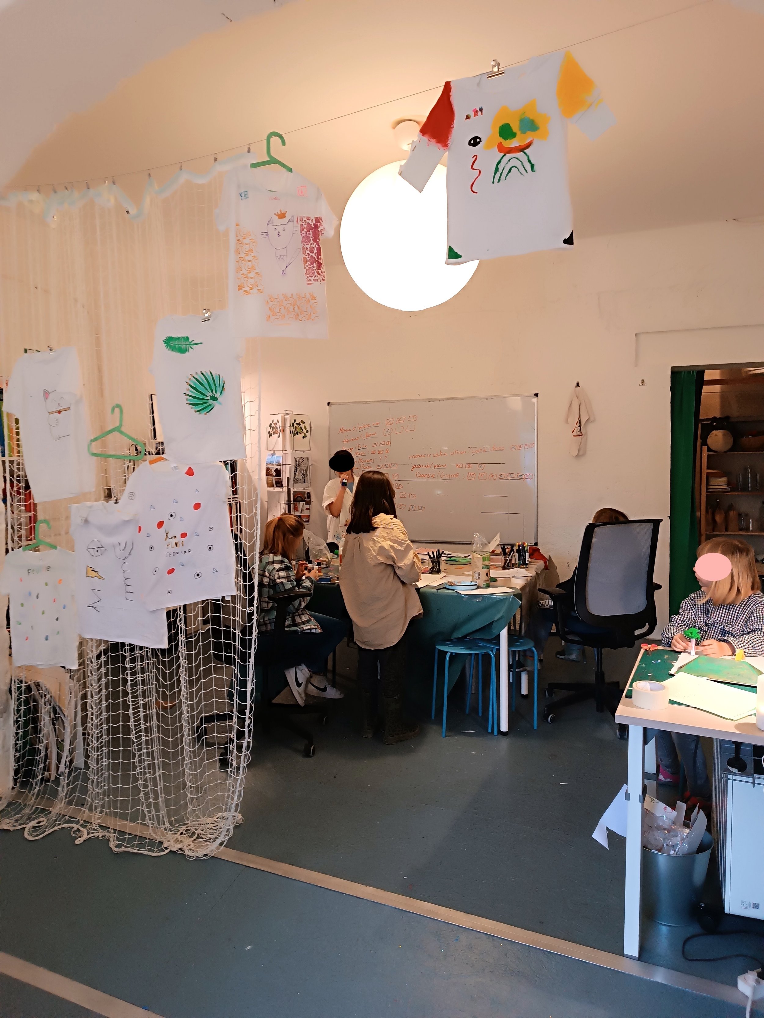 vue atelier tshirts accrochés.jpg