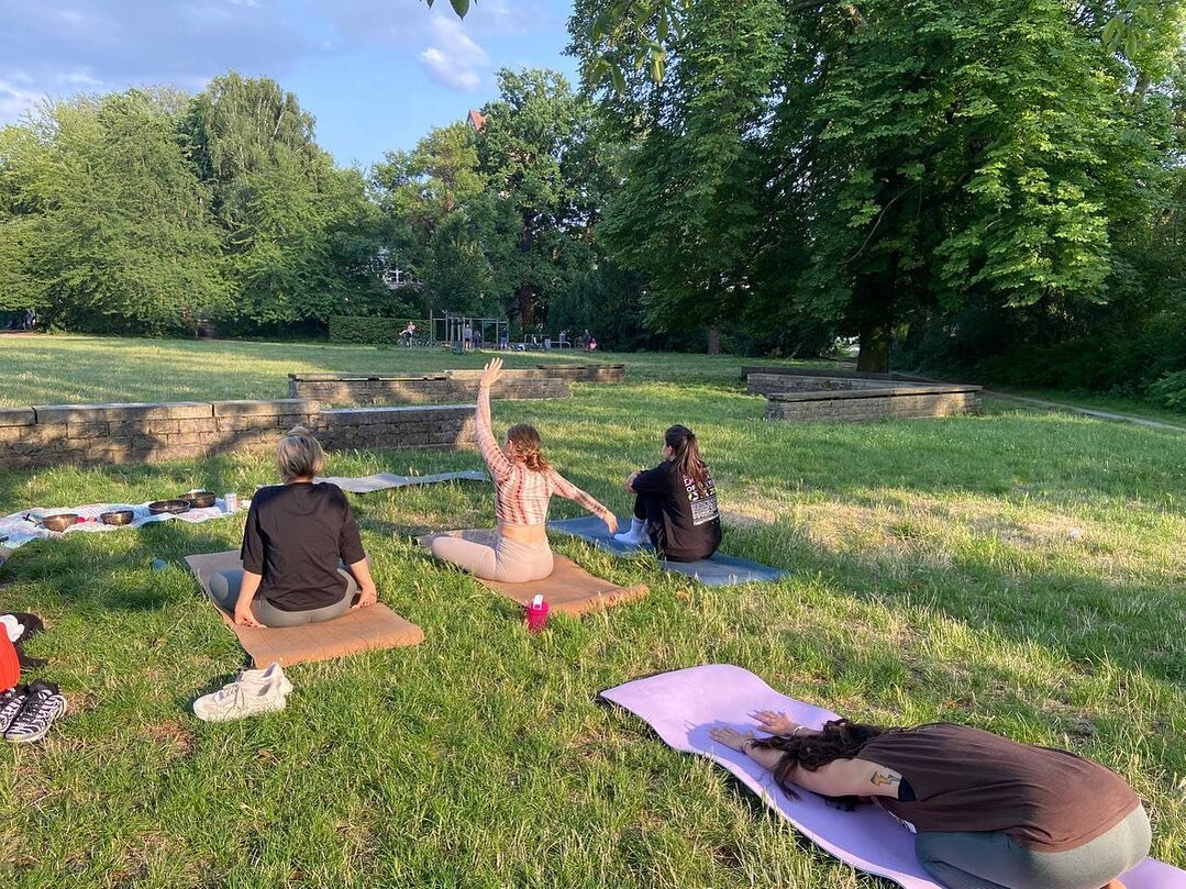 just a couple of more days/weeks left of the outdoor yoga life. join the vollmond-tribe in the parks 🌝✨
⠀⠀⠀⠀⠀⠀⠀⠀⠀
MONDAYS
7 PM /HATHA + TANTRA w/ @the_tantric_millenial, Treptower Park 
⠀⠀⠀⠀⠀⠀⠀⠀⠀
TUESDAYS
8 AM /HATHA + SOUND WAVE w/ @annemarie_yoga_