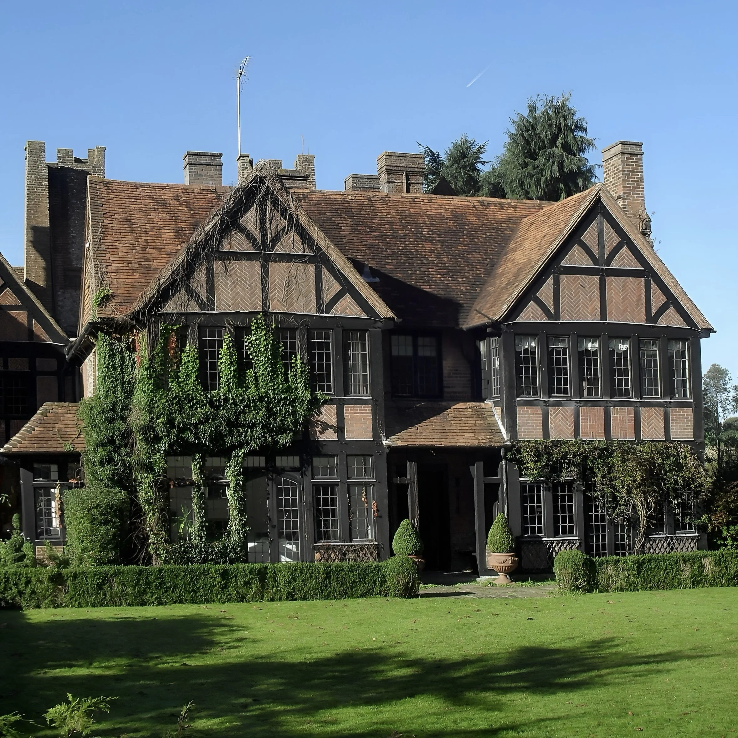 HOOK END MANOR