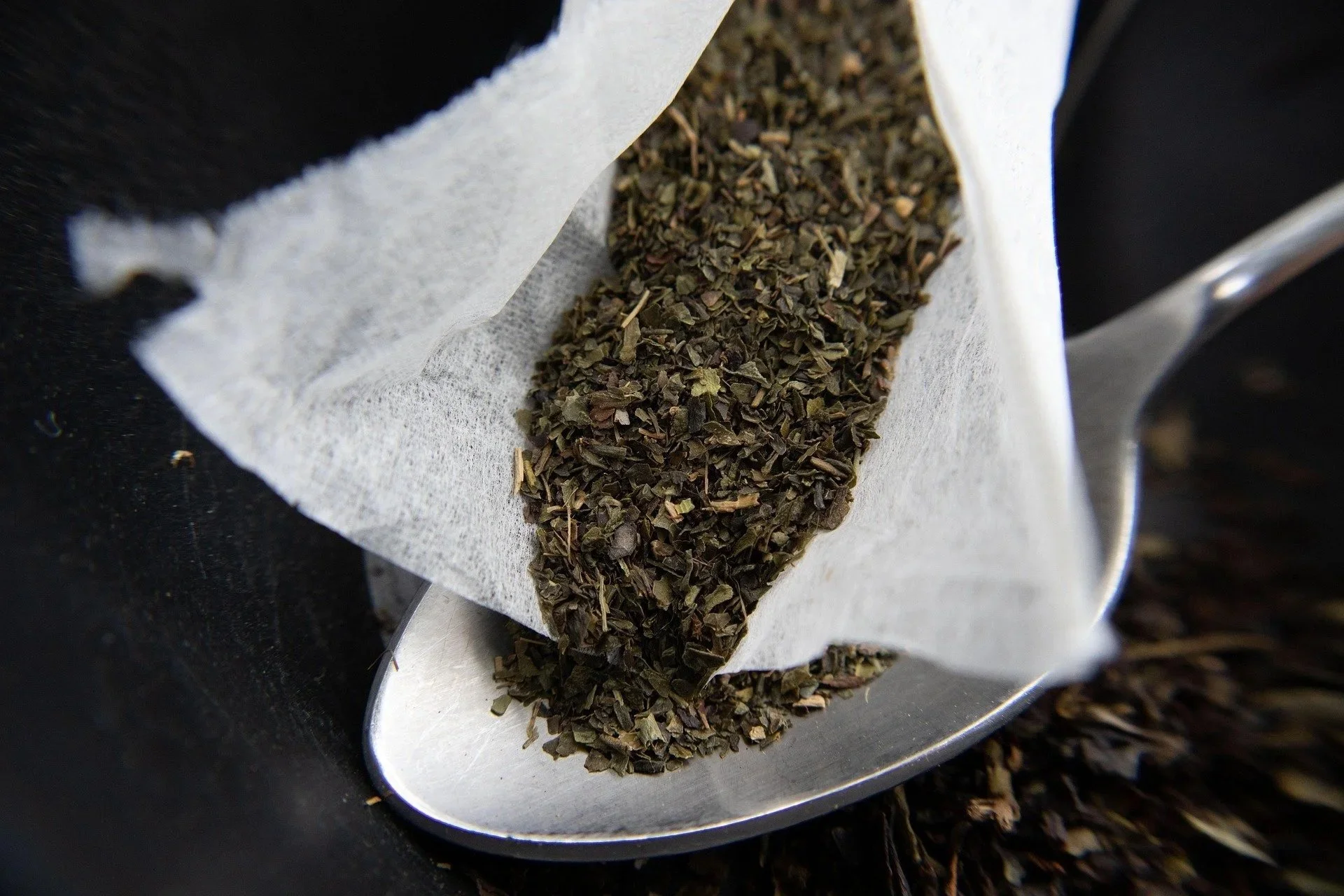 melissaanna-loose-leaf-tea-7377774_1920.jpg