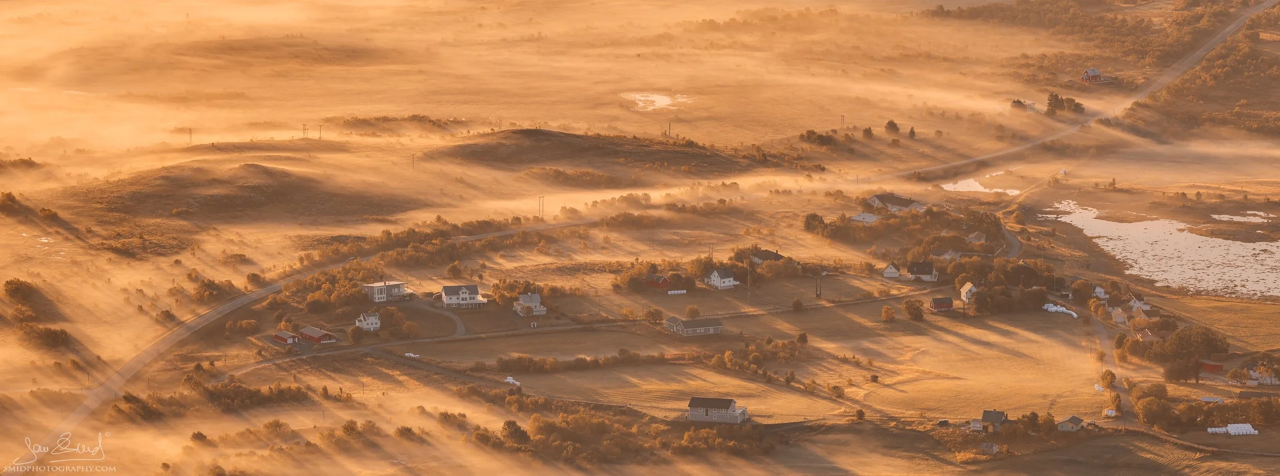 Minimalist panoramic photograph "Curves" showing autumn ground fog and morning light in a Lofoten valley. Captured with a 200mm telephoto lens by Jan Smid, Master QEP, in 2017.