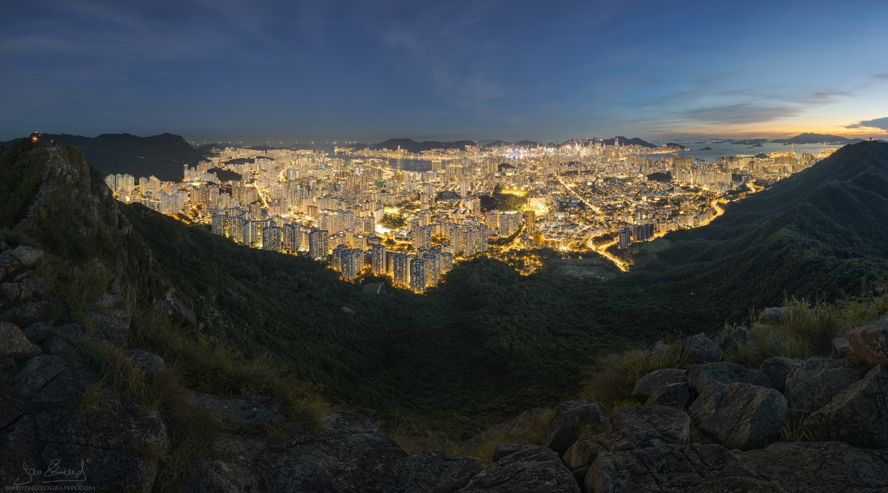 Night panorama of Hong Kong from Lion Rock by Jan Smid Master QEP, official ambassador for ZEISS China and vivo partnership.